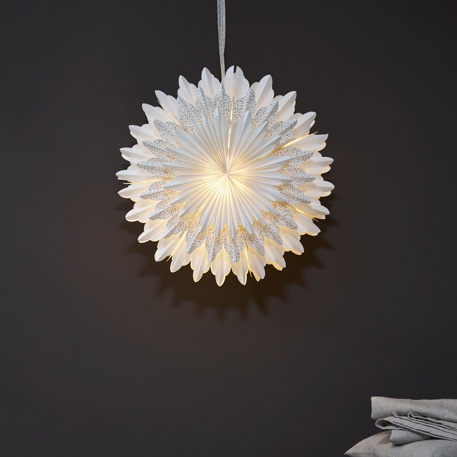 Papierstern SNOW - hängend - D: 50cm - mit Band - 3-lagig gefaltetes Papier - weiß, gold Papierstern SNOW - hängend - D: 50cm - mit Band - 3-lagig gefaltetes Papier - weiß, gold