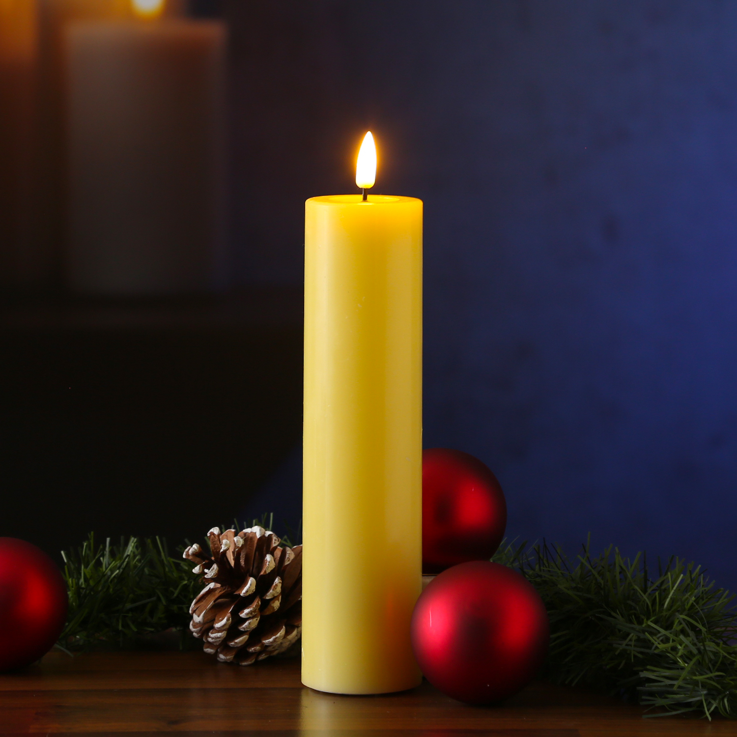 LED Stumpenkerze MIA - Echtwachs - realistische 3D Flamme - H: 20cm D: 5cm - Batterie - gelb LED Stumpenkerze MIA - Echtwachs - realistische 3D Flamme - H: 20cm D: 5cm - Batterie - gelb