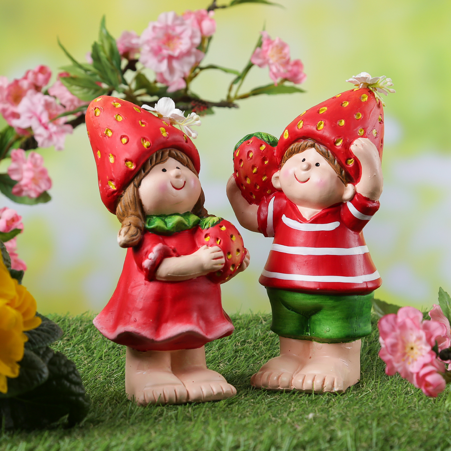 Dekofigur Erdbeerjunge Fritz - niedliche Gartenfigur mit Erdbeere - Keramik  - H: 18,5cm - rot
