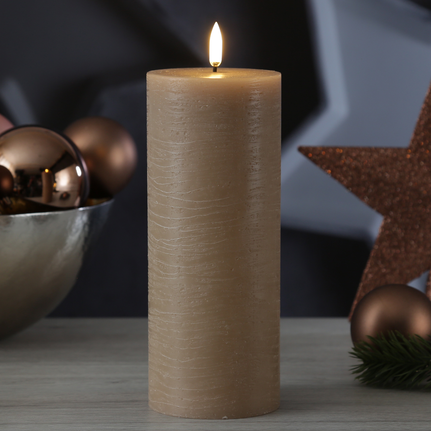 LED Kerze PIA - Rustik-Optik - Echtwachs - H: 20cm - D: 7,8cm - Timer - bis zu 1000 Std. - beige LED Kerze PIA - Rustik-Optik - Echtwachs - H: 20cm - D: 7,8cm - Timer - bis zu 1000 Std. - beige