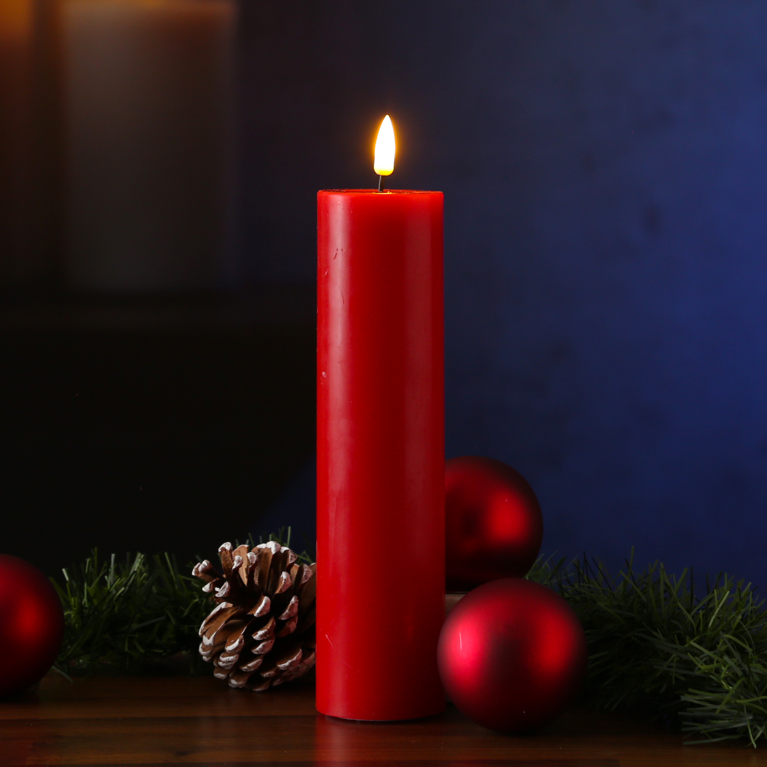 LED Stumpenkerze MIA - Echtwachs - realistische 3D Flamme - H: 20cm - D: 5cm - rot LED Stumpenkerze MIA - Echtwachs - realistische 3D Flamme - H: 20cm - D: 5cm - rot