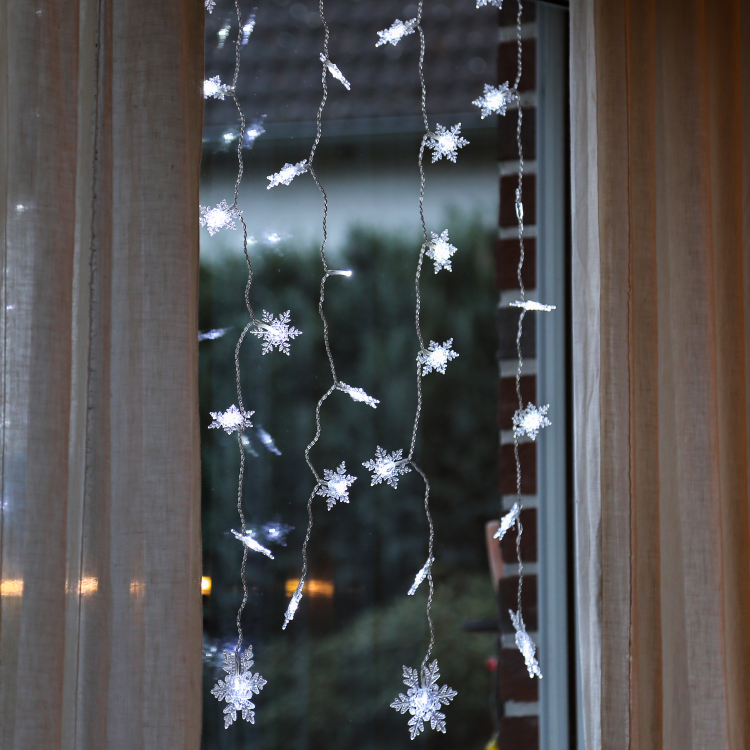 LED Lichtervorhang SCHNEEFLOCKEN - 64 kaltweiße LED - L: 1,2m - H: 1m - Trafo - für Innen - transp. LED Lichtervorhang SCHNEEFLOCKEN - 64 kaltweiße LED - L: 1,2m - H: 1m - Trafo - für Innen - transp.