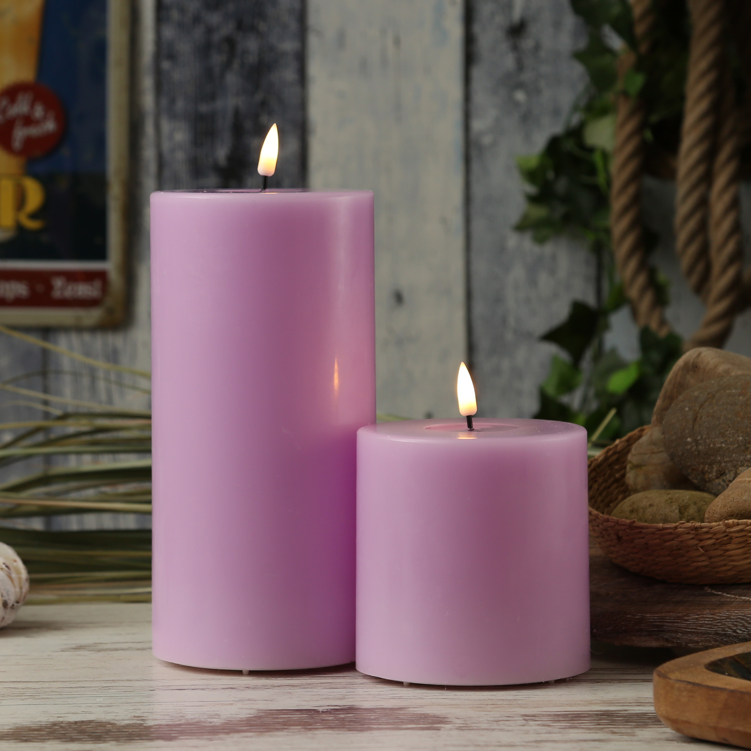 LED Stumpenkerze MIA - Echtwachs - realistische 3D Flamme - H: 20cm - D: 10cm - lavendel LED Stumpenkerze MIA - Echtwachs - realistische 3D Flamme - H: 20cm - D: 10cm - lavendel