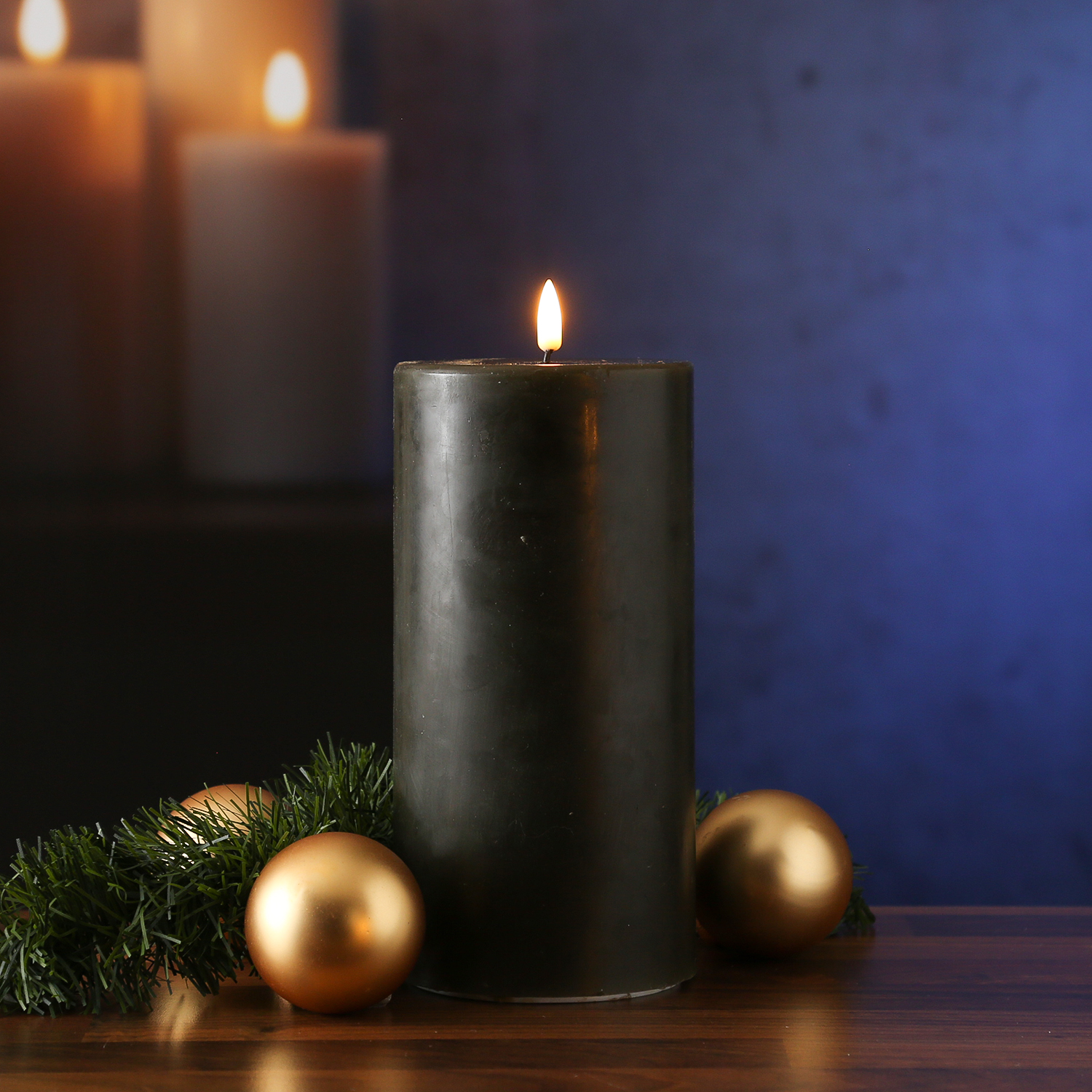 LED Stumpenkerze MIA - Echtwachs - realistische 3D Flamme - H: 20cm - D: 10cm - dunkelgrün LED Stumpenkerze MIA - Echtwachs - realistische 3D Flamme - H: 20cm - D: 10cm - dunkelgrün