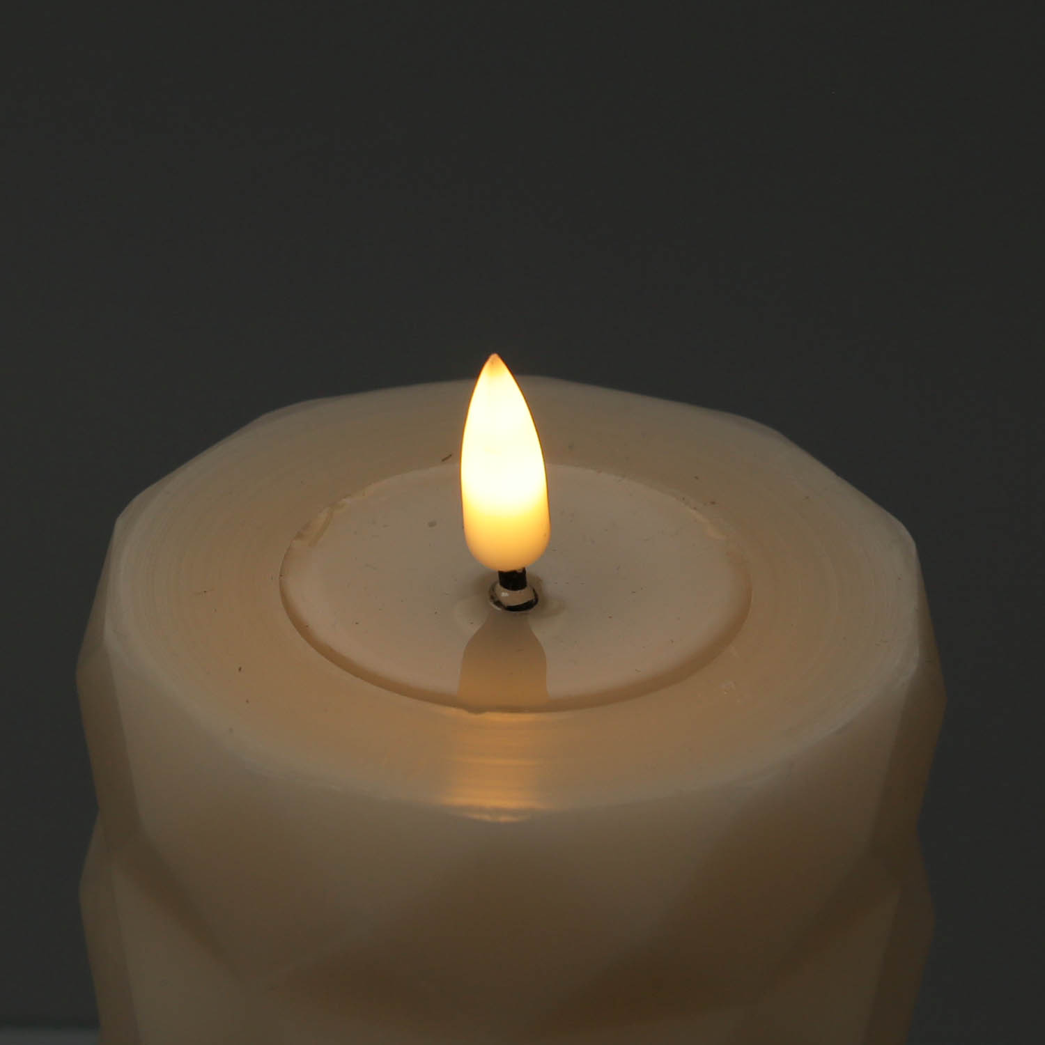 LED Stumpenkerze MIA - Rautenmuster - Echtwachs - 3D Flamme - H: 12,5cm - D: 7,5cm - creme LED Stumpenkerze MIA - Rautenmuster - Echtwachs - 3D Flamme - H: 12,5cm - D: 7,5cm - creme