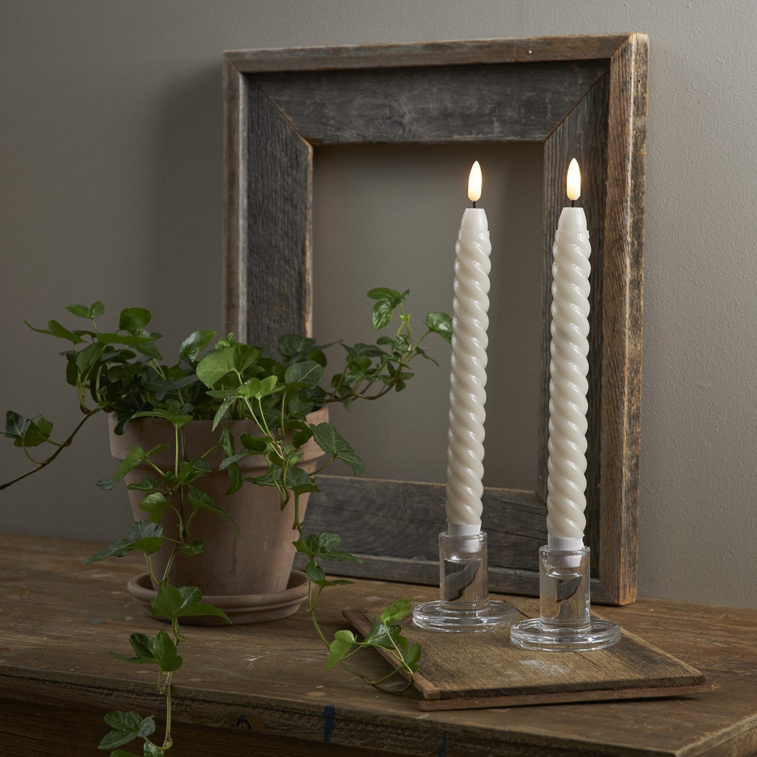 LED Stabkerzen SWIRL - Echtwachs - flackernde warmweiße LED - H: 25cm - Timer - beige - 2er Set LED Stabkerzen SWIRL - Echtwachs - flackernde warmweiße LED - H: 25cm - Timer - beige - 2er Set