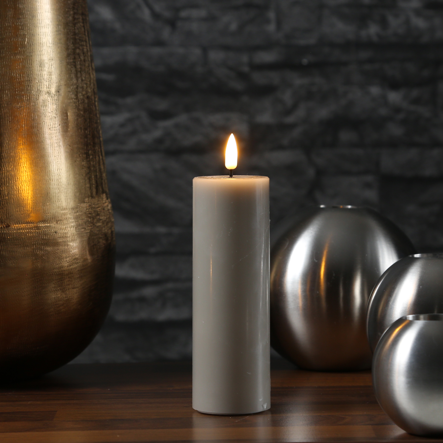 LED Stumpenkerze MIA - Echtwachs - realistische 3D Flamme - H: 15cm - D: 5cm - sand/taupe LED Stumpenkerze MIA - Echtwachs - realistische 3D Flamme - H: 15cm - D: 5cm - sand/taupe