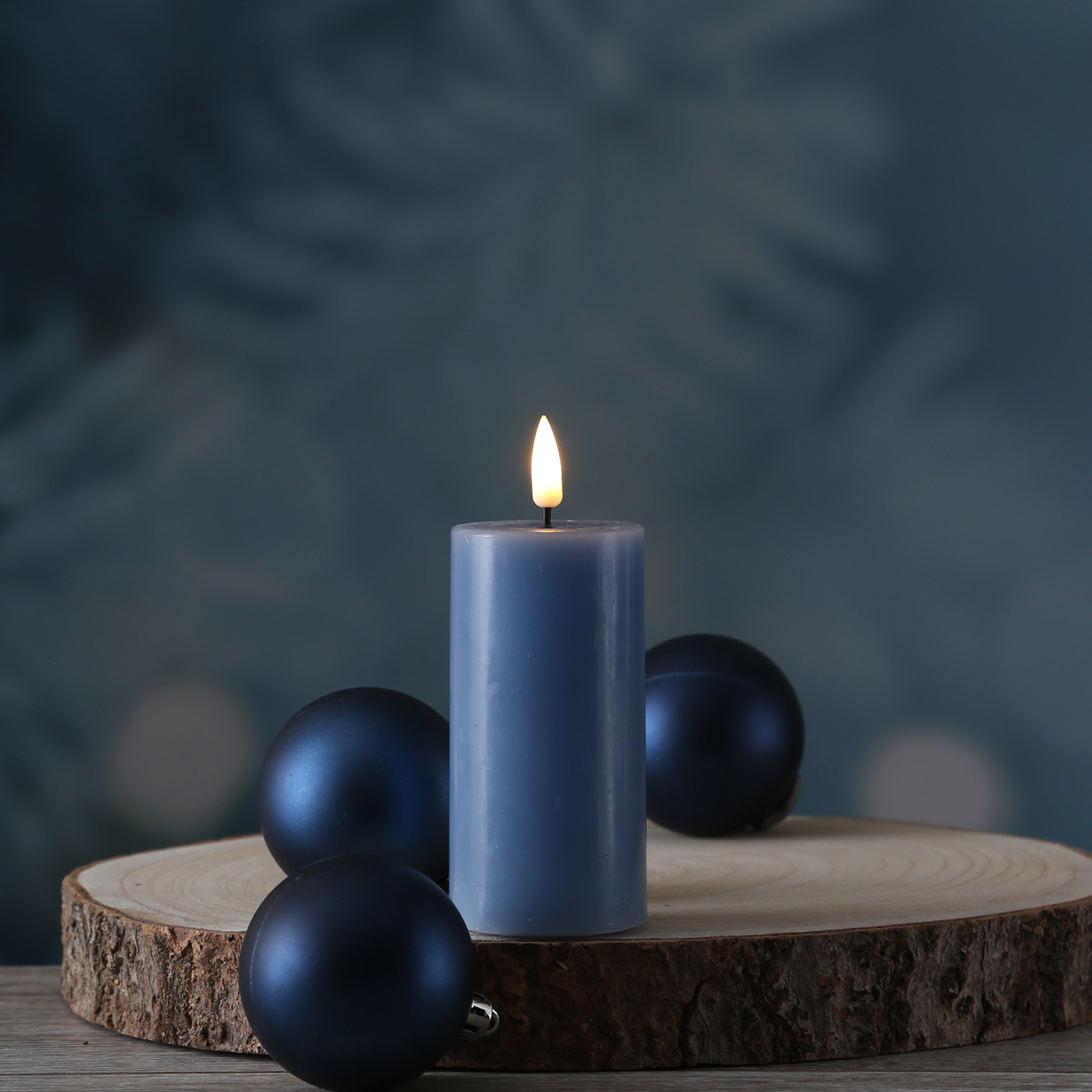LED Stumpenkerze MIA - Echtwachs - realistische 3D Flamme - H: 10cm - D: 5cm - eisblau LED Stumpenkerze MIA - Echtwachs - realistische 3D Flamme - H: 10cm - D: 5cm - eisblau