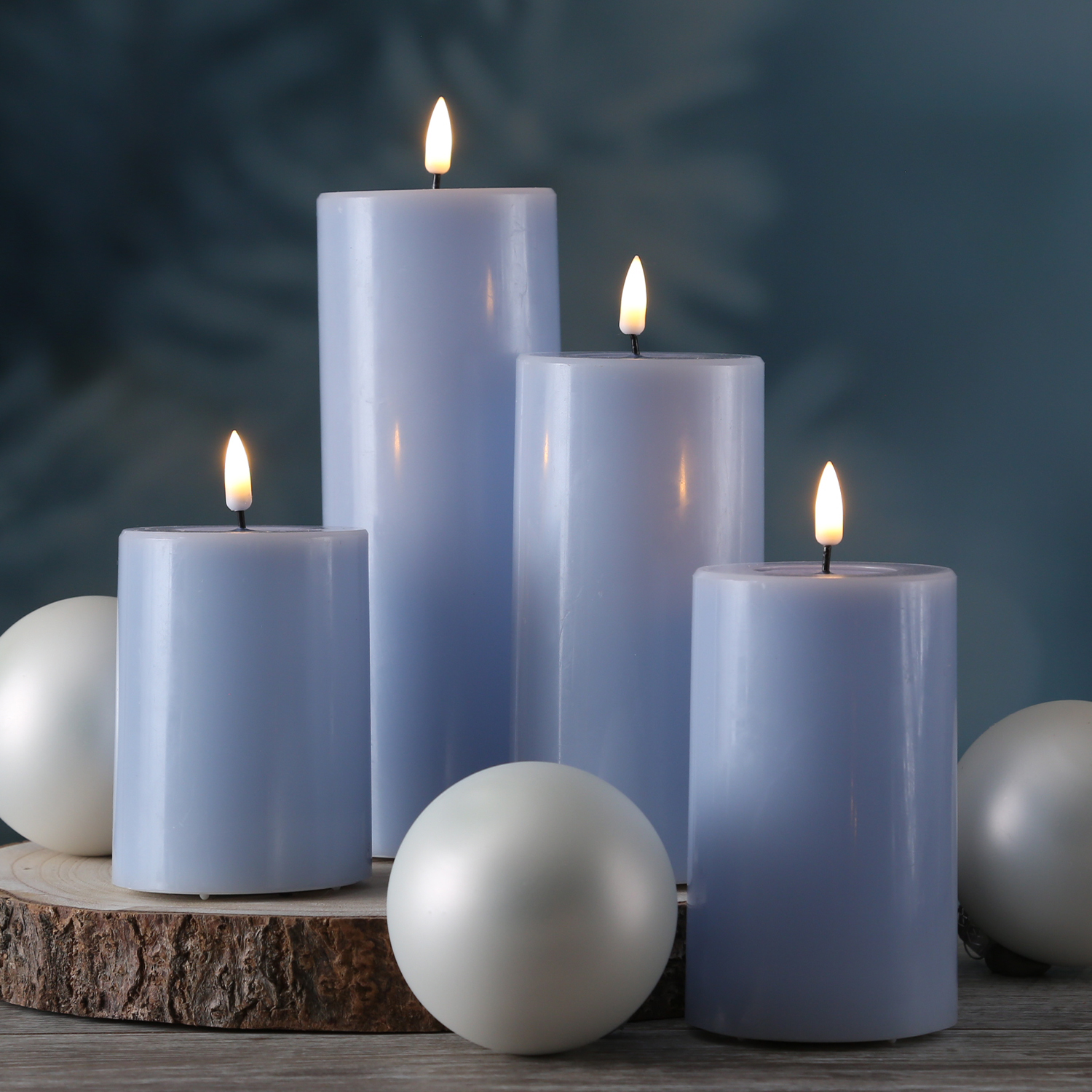 LED Stumpenkerze MIA - Echtwachs - realistische 3D Flamme - H: 10cm - D: 7,5cm - hellblau