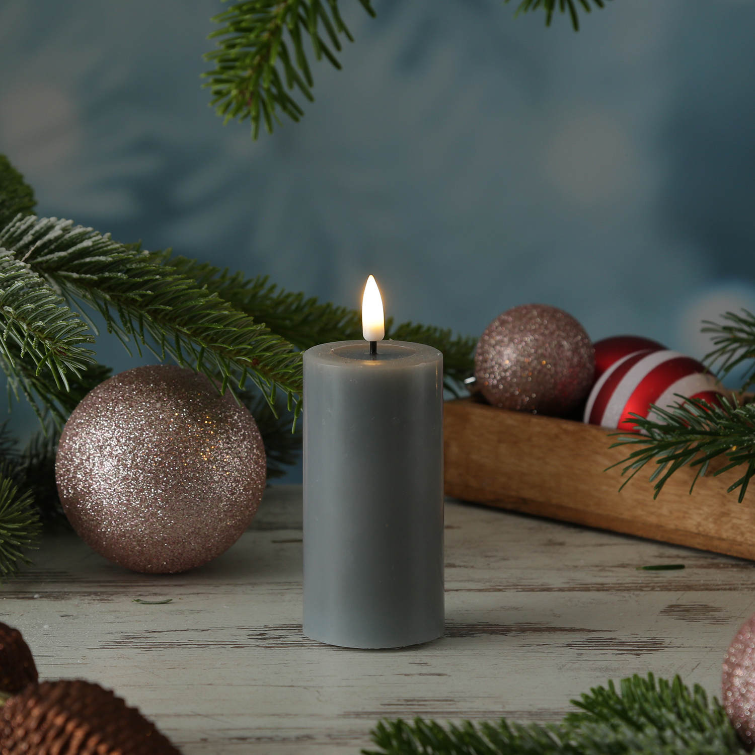 LED Stumpenkerze MIA - Echtwachs - realistische 3D Flamme - H: 10cm D: 5cm - Batterie - grau LED Stumpenkerze MIA - Echtwachs - realistische 3D Flamme - H: 10cm D: 5cm - Batterie - grau