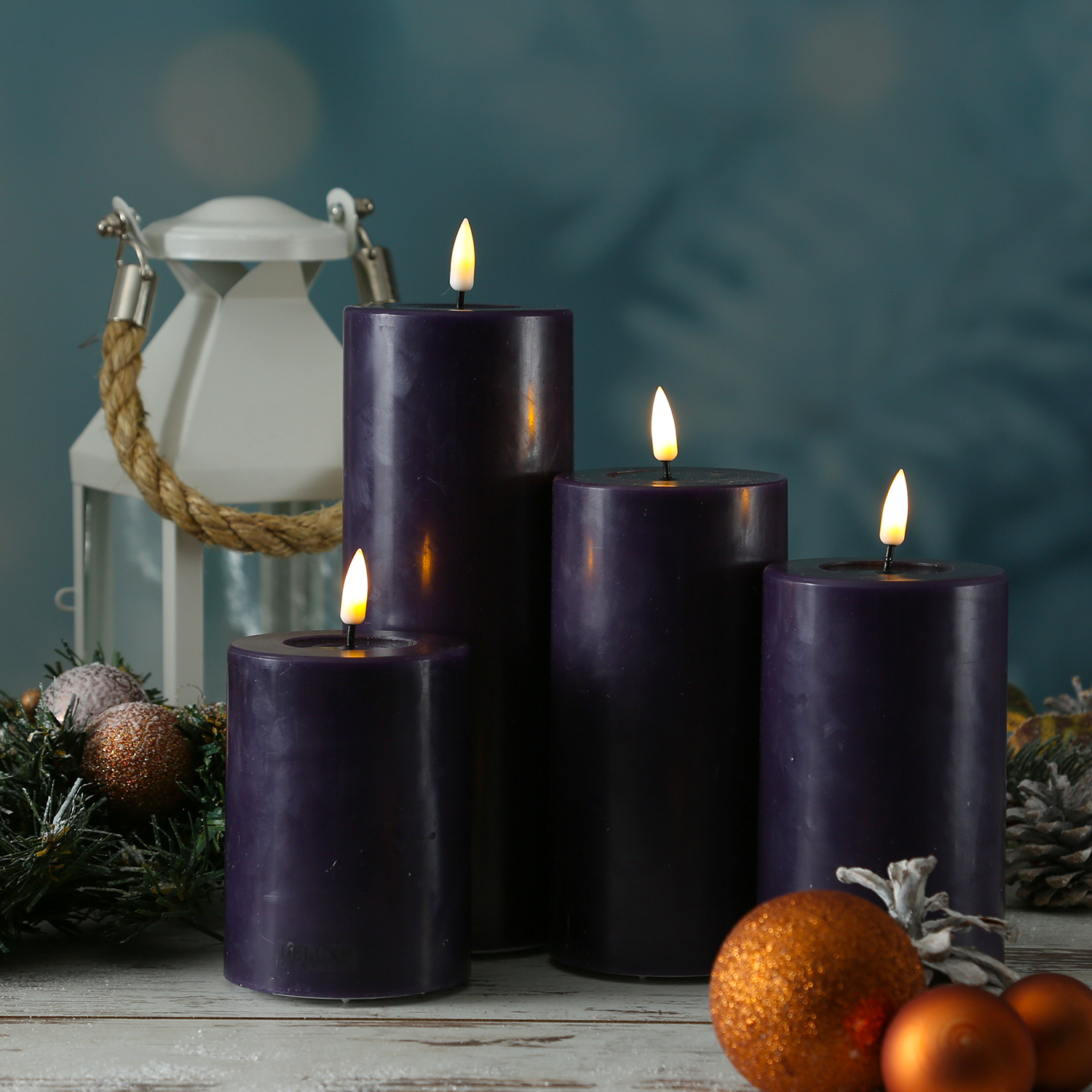 LED Stumpenkerze MIA - Echtwachs - realistische 3D Flamme - H: 12,5cm - D: 7,5cm - dunkellila LED Stumpenkerze MIA - Echtwachs - realistische 3D Flamme - H: 12,5cm - D: 7,5cm - dunkellila