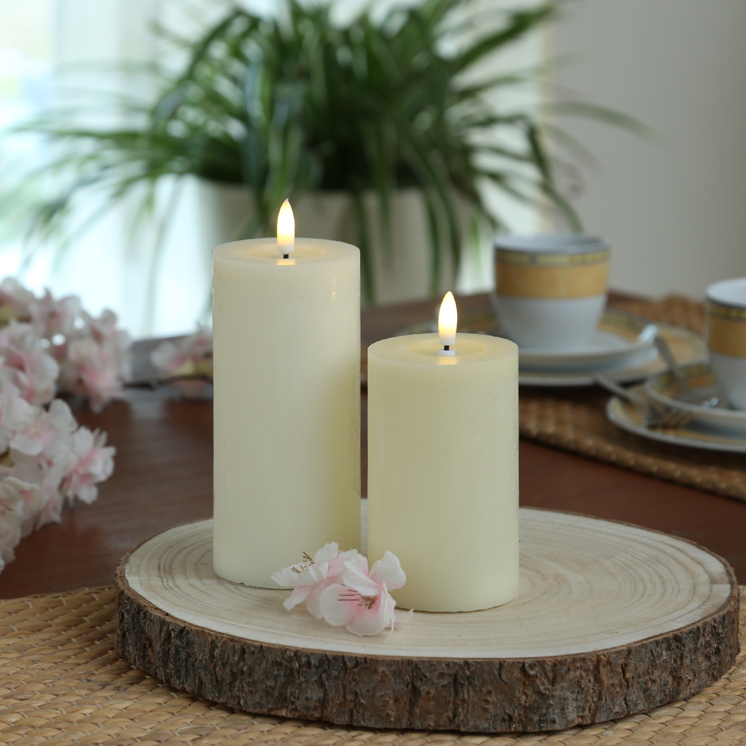 LED Kerze LINA - Rustik-Optik - Echtwachs - 3D Flamme - H: 11cm - D: 7cm - Batterie - Timer - creme