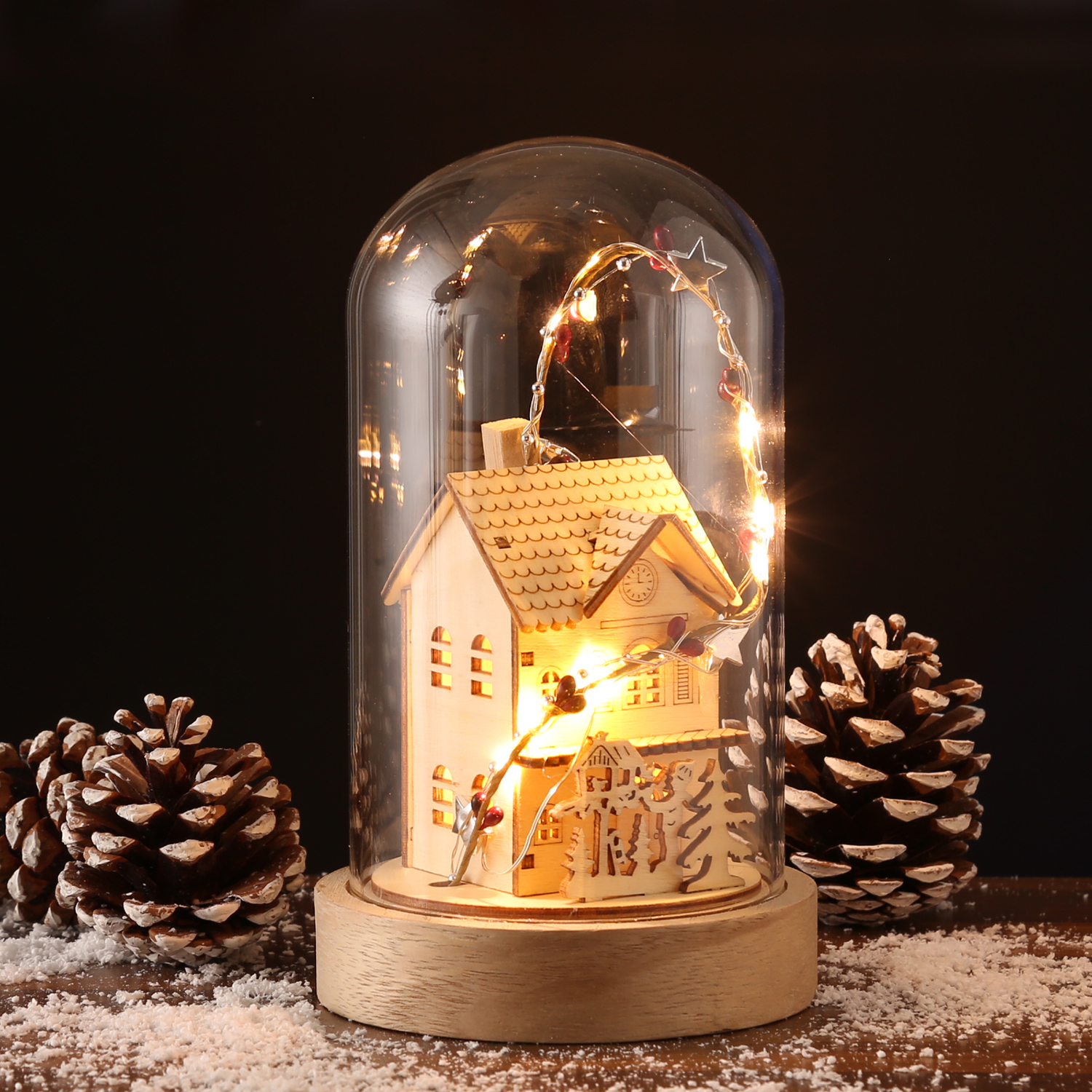 LED Deko Glaskuppel Holzhaus - 10 warmweiße LED - H: 20cm - Batterie - Innen - hellbraun LED Deko Glaskuppel Holzhaus - 10 warmweiße LED - H: 20cm - Batterie - Innen - hellbraun