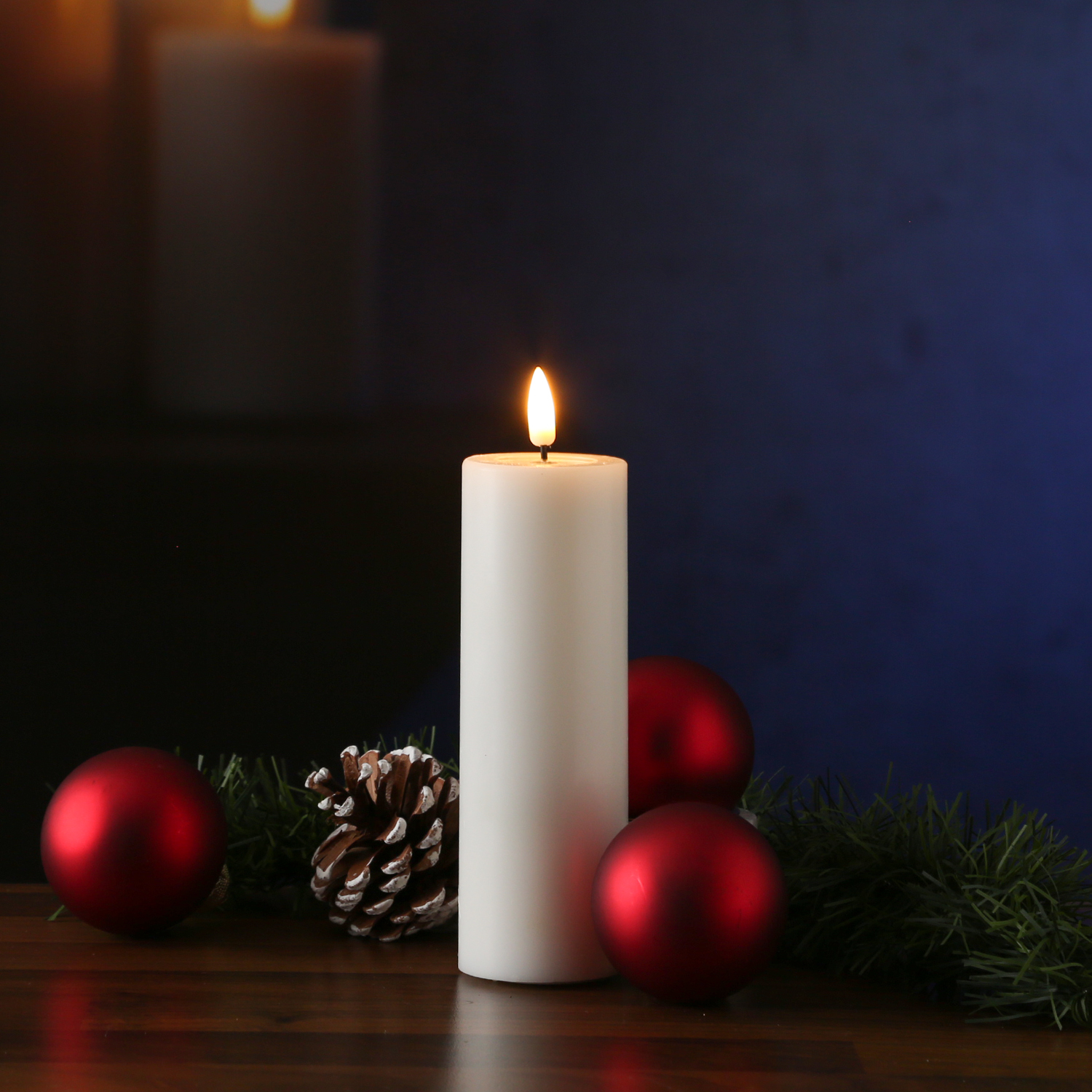 LED Stumpenkerze MIA - Echtwachs - realistische 3D Flamme - D: 5cm - H: 15cm - Batterie - weiß LED Stumpenkerze MIA - Echtwachs - realistische 3D Flamme - D: 5cm - H: 15cm - Batterie - weiß