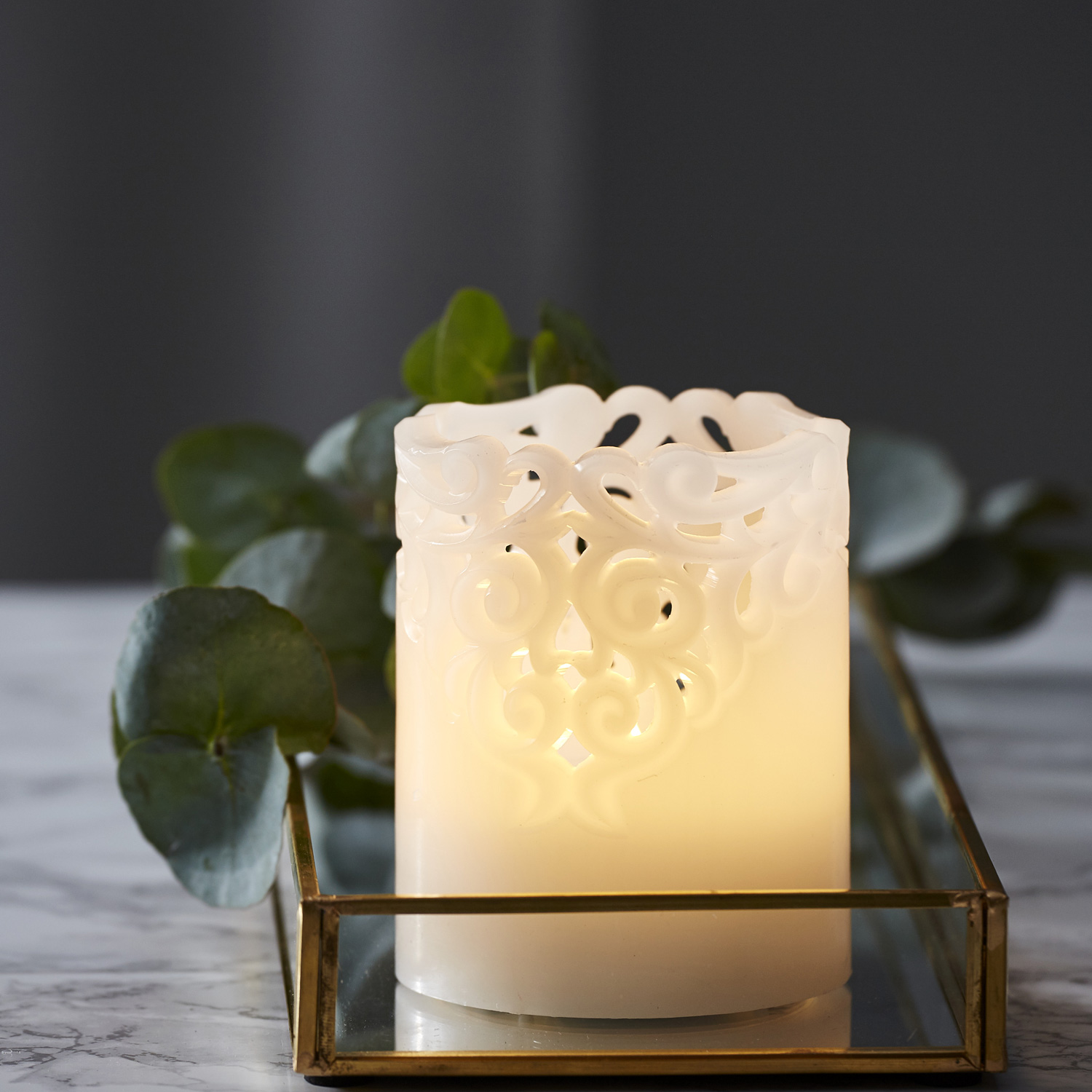 LED Stumpenkerze "Clary" - Echtwachs - Spitzenmuster - warmweiße Flamme - H: 10cm - Timer - weiß LED Stumpenkerze "Clary" - Echtwachs - Spitzenmuster - warmweiße Flamme - H: 10cm - Timer - weiß