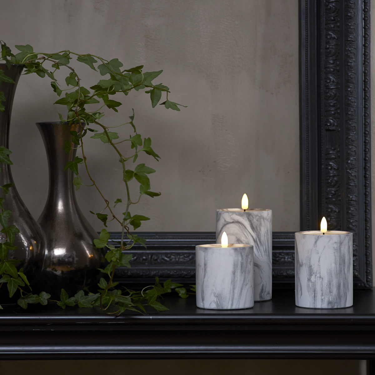 LED Stumpenkerze "Flamme" - Marmoroptik - Echtwachs - natürlich aussehende Flamme - Timer - H:17,5cm LED Stumpenkerze "Flamme" - Marmoroptik - Echtwachs - natürlich aussehende Flamme - Timer - H:17,5cm