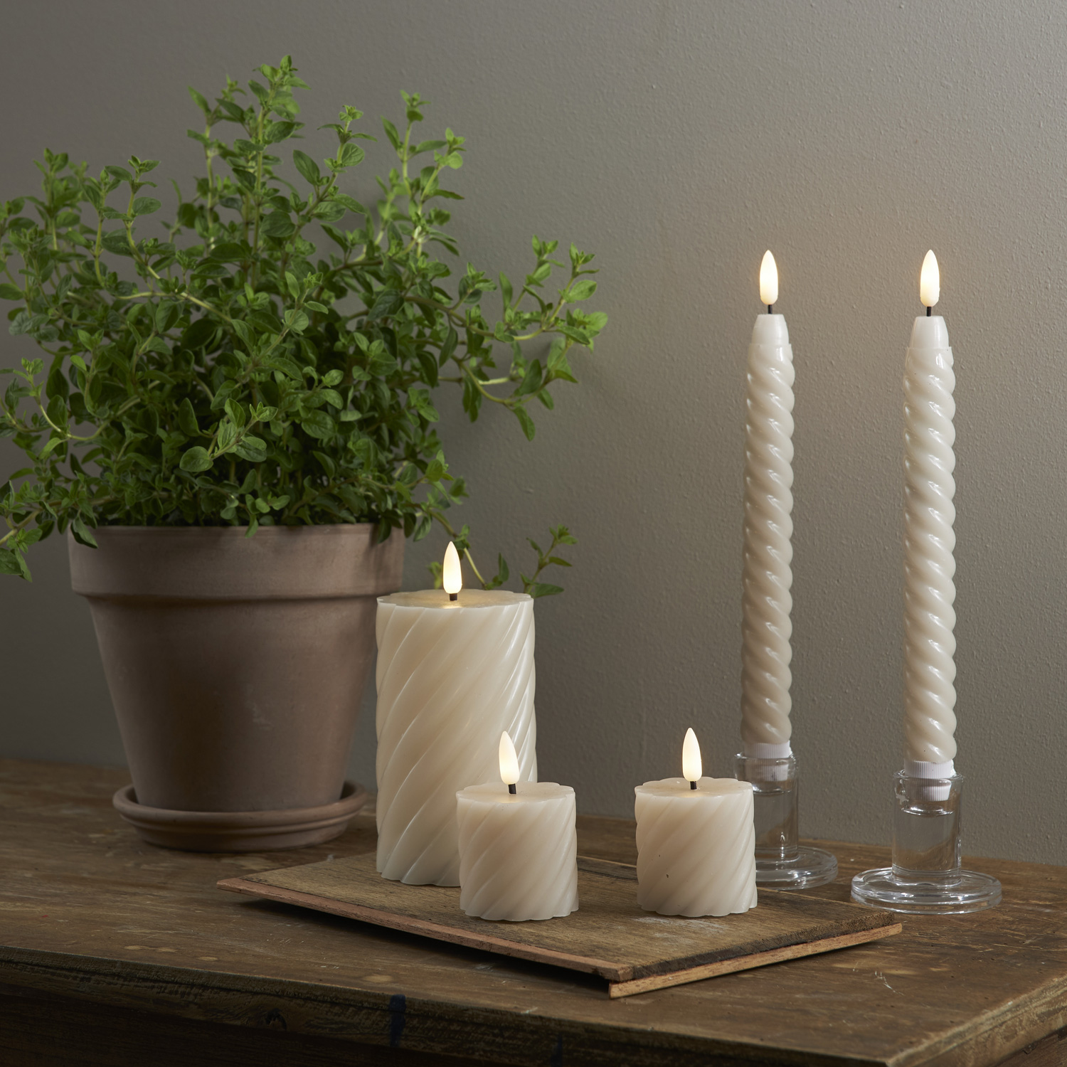 LED Stumpenkerze SWIRL - Echtwachs - warmweiße 3D Flamme - 15cm - Batterie - Timer - beige LED Stumpenkerze SWIRL - Echtwachs - warmweiße 3D Flamme - 15cm - Batterie - Timer - beige