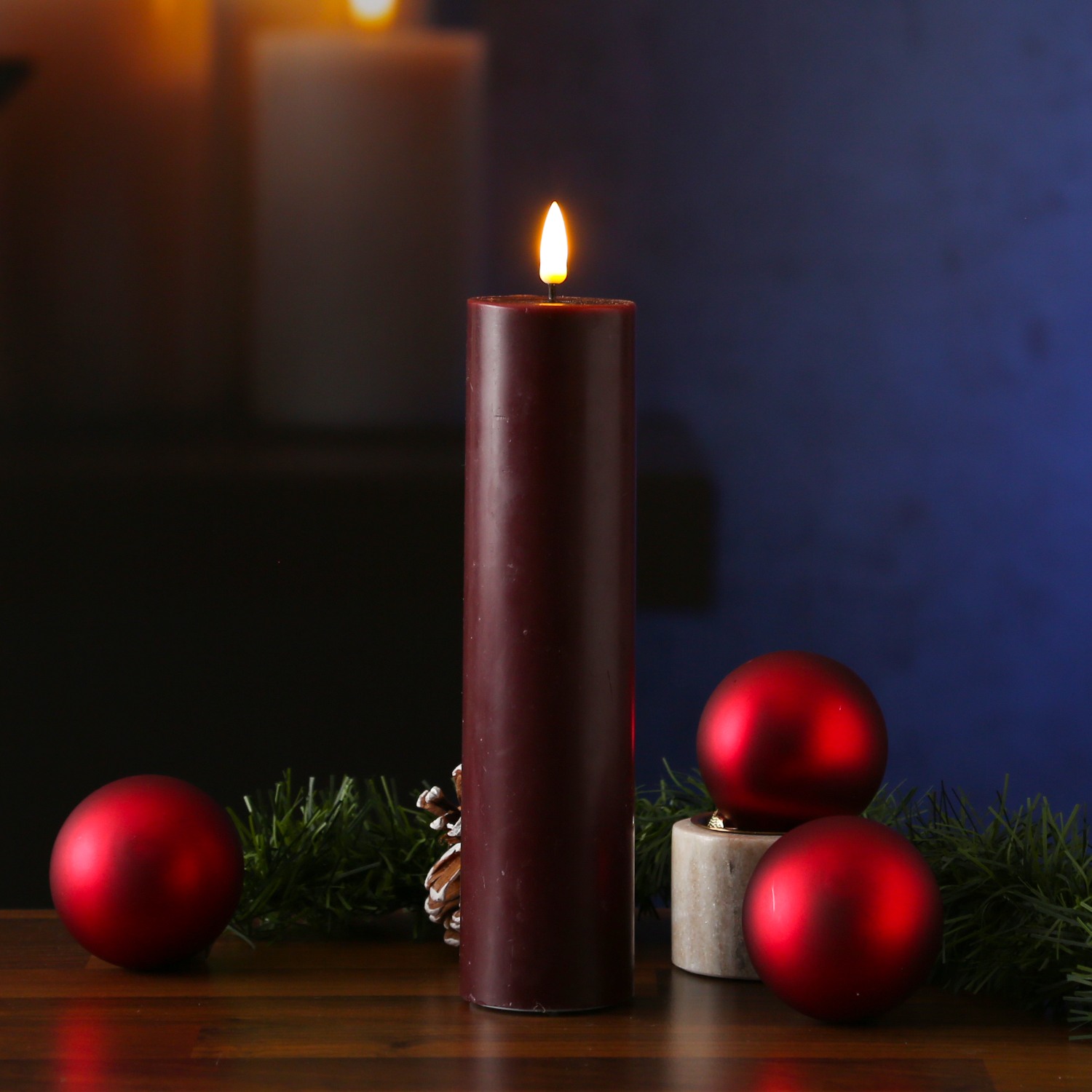LED Stumpenkerze MIA - Echtwachs - realistische 3D Flamme - H: 20cm - D: 5cm - weinrot LED Stumpenkerze MIA - Echtwachs - realistische 3D Flamme - H: 20cm - D: 5cm - weinrot