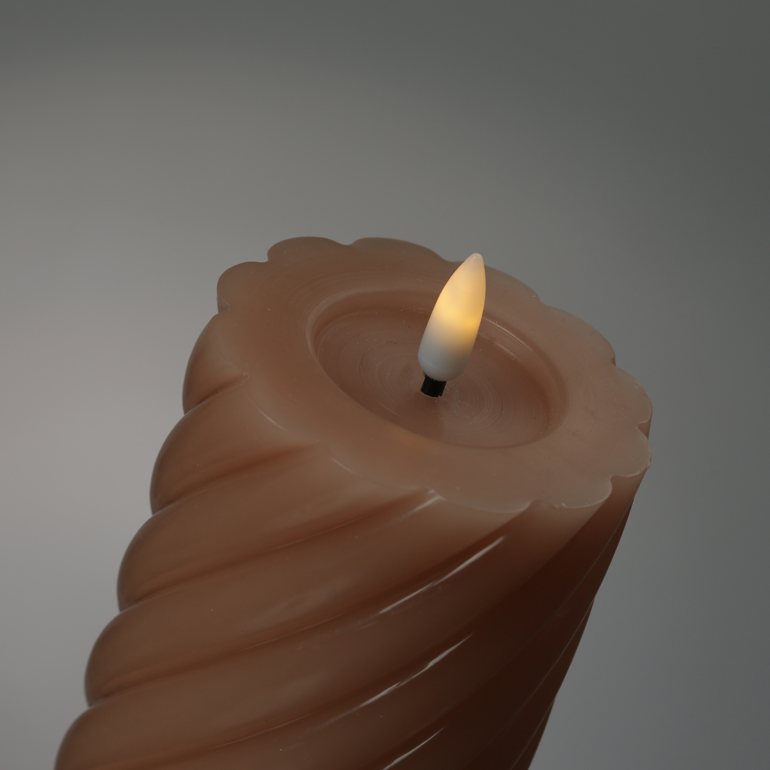 LED Stumpenkerze TWIST - Echtwachs - warmweiße 3D Flamme - H: 15cm - Batterie - Timer - altrosa LED Stumpenkerze TWIST - Echtwachs - warmweiße 3D Flamme - H: 15cm - Batterie - Timer - altrosa