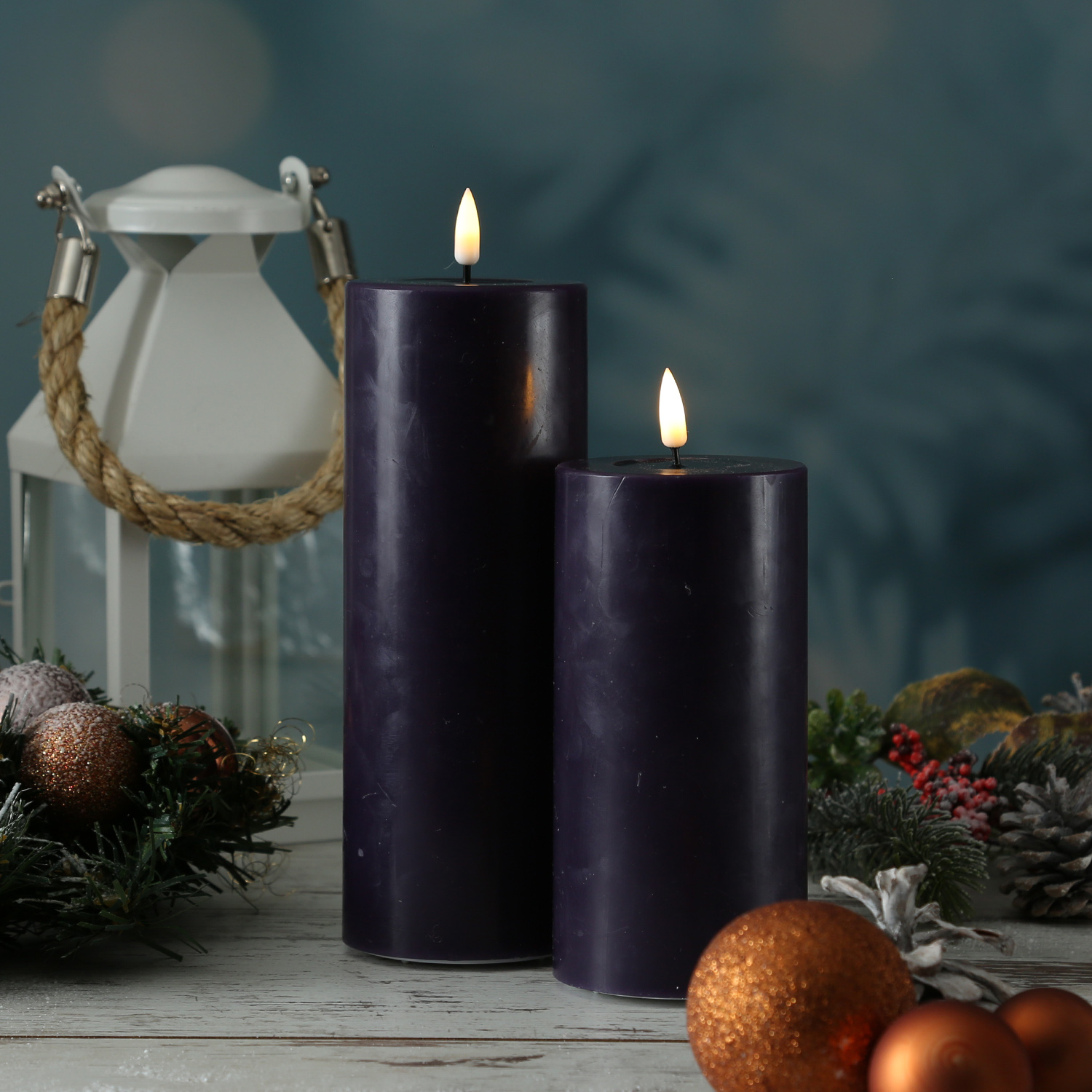 LED Stumpenkerze MIA - Echtwachs - realistische 3D Flamme - H: 15cm - D: 7,5cm - dunkellila LED Stumpenkerze MIA - Echtwachs - realistische 3D Flamme - H: 15cm - D: 7,5cm - dunkellila