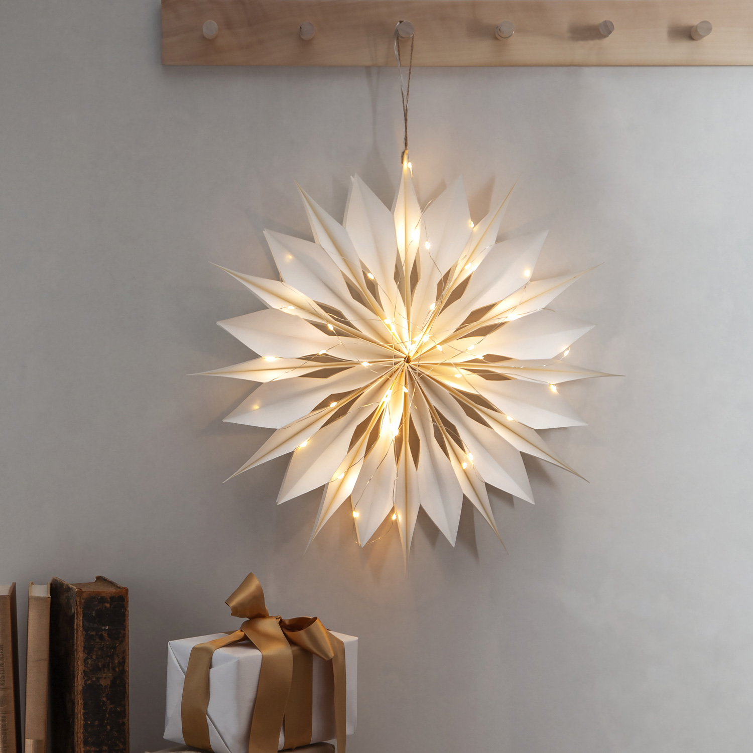 Papierstern MELLI - hängend - D: 45cm - 40 warmweiße LED an Drahtlichterkette  - Timer - weiß Papierstern MELLI - hängend - D: 45cm - 40 warmweiße LED an Drahtlichterkette  - Timer - weiß