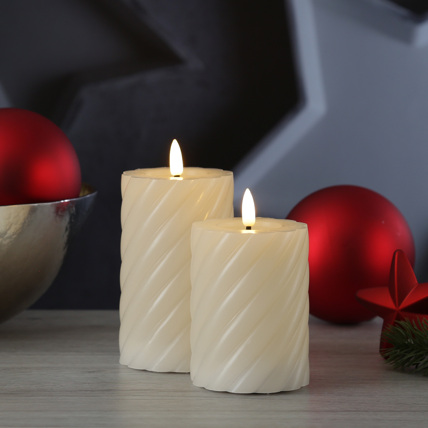 LED Stumpenkerze TWIST - Echtwachs - warmweiße 3D Flamme - H: 12,5cm - Batterie - Timer - creme LED Stumpenkerze TWIST - Echtwachs - warmweiße 3D Flamme - H: 12,5cm - Batterie - Timer - creme