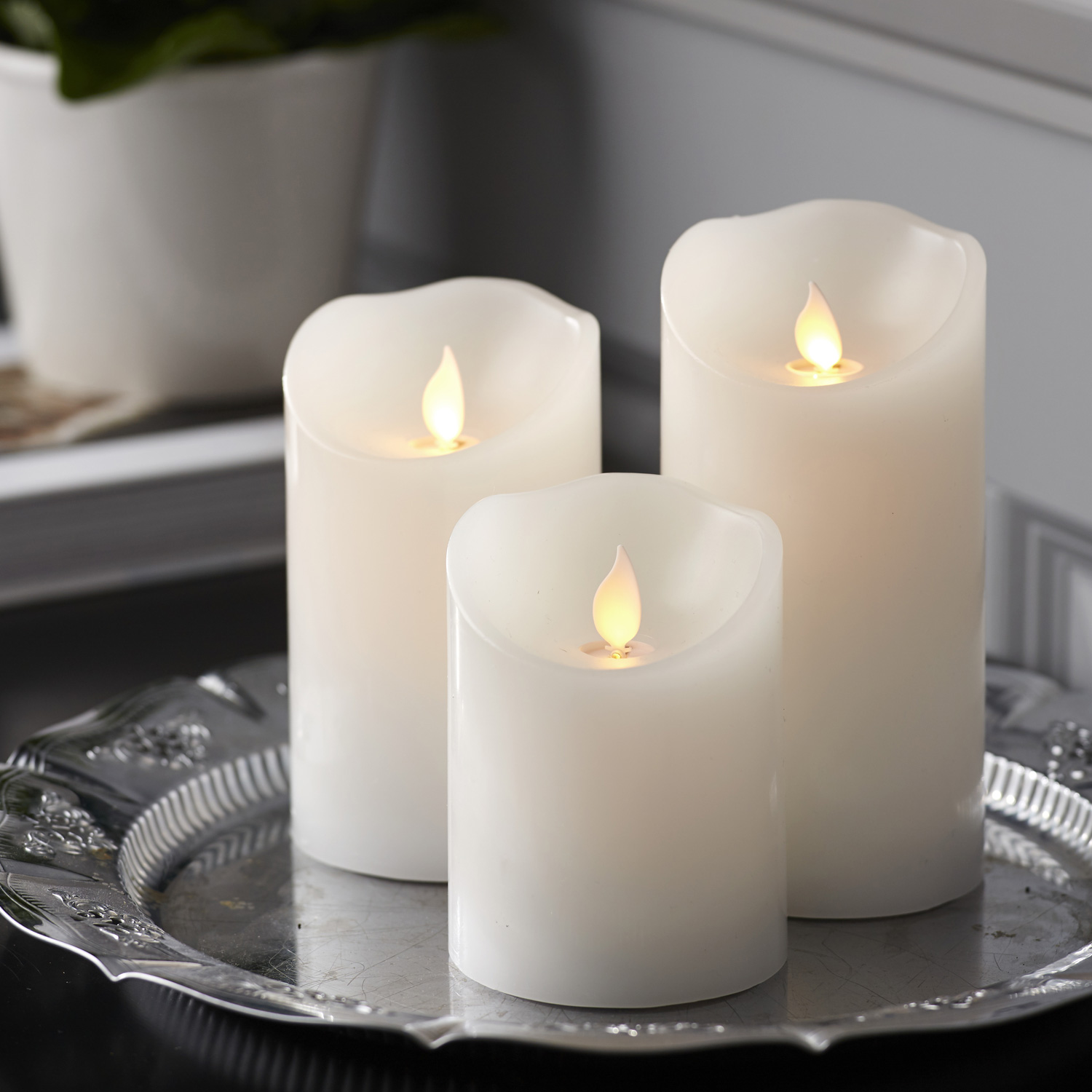 LED Stumpenkerze TWINKLE - bewegte, warmweiße LED Flamme - H: 10cm, D: 7,5cm - Timer - weiß LED Stumpenkerze TWINKLE - bewegte, warmweiße LED Flamme - H: 10cm, D: 7,5cm - Timer - weiß