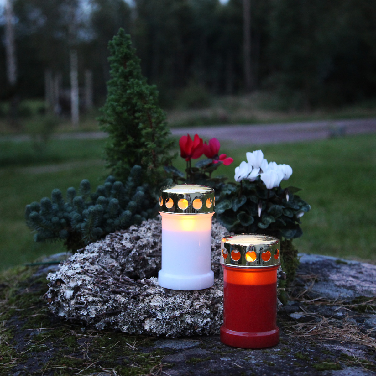 LED Novenkerze "Serene" - Grabkerze - flackernde gelbe LED - H: 14cm - rot/gold LED Novenkerze "Serene" - Grabkerze - flackernde gelbe LED - H: 14cm - rot/gold