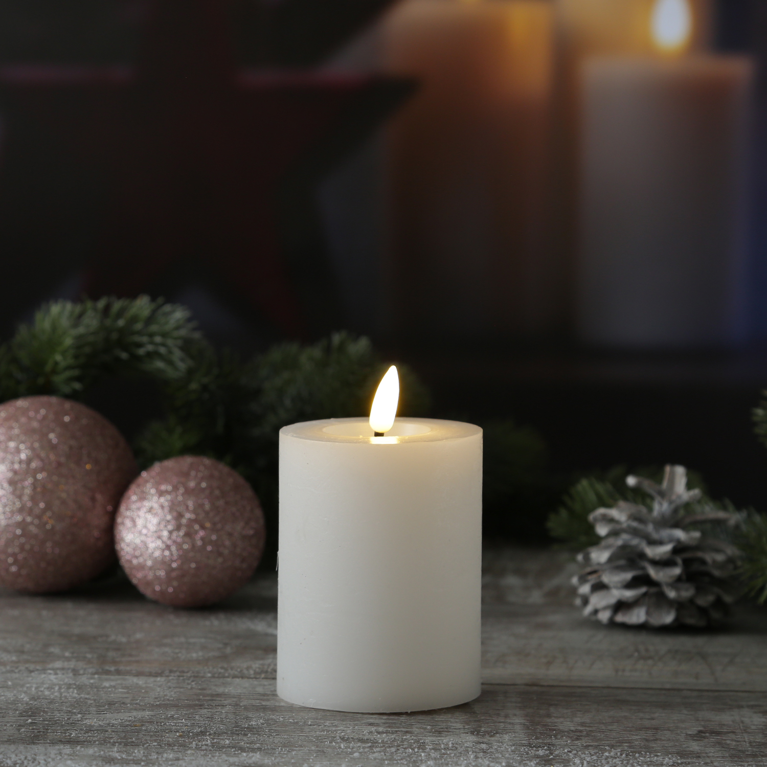 LED Kerze LINA - Rustik-Optik - Echtwachs - 3D Flamme - H: 11cm - D: 7cm - Batterie - Timer - weiß LED Kerze LINA - Rustik-Optik - Echtwachs - 3D Flamme - H: 11cm - D: 7cm - Batterie - Timer - weiß