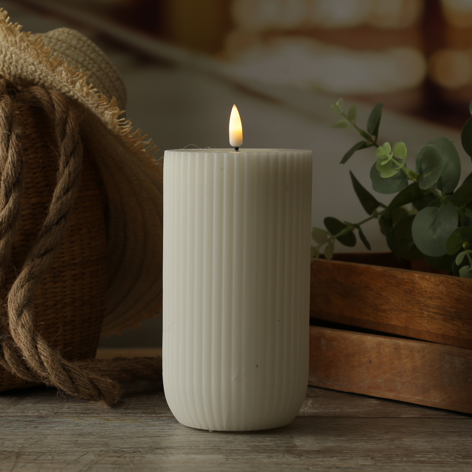 LED Stumpenkerze MIA - gerillt - Echtwachs - 3D Flamme - H: 15cm - D: 8cm - weiß LED Stumpenkerze MIA - gerillt - Echtwachs - 3D Flamme - H: 15cm - D: 8cm - weiß
