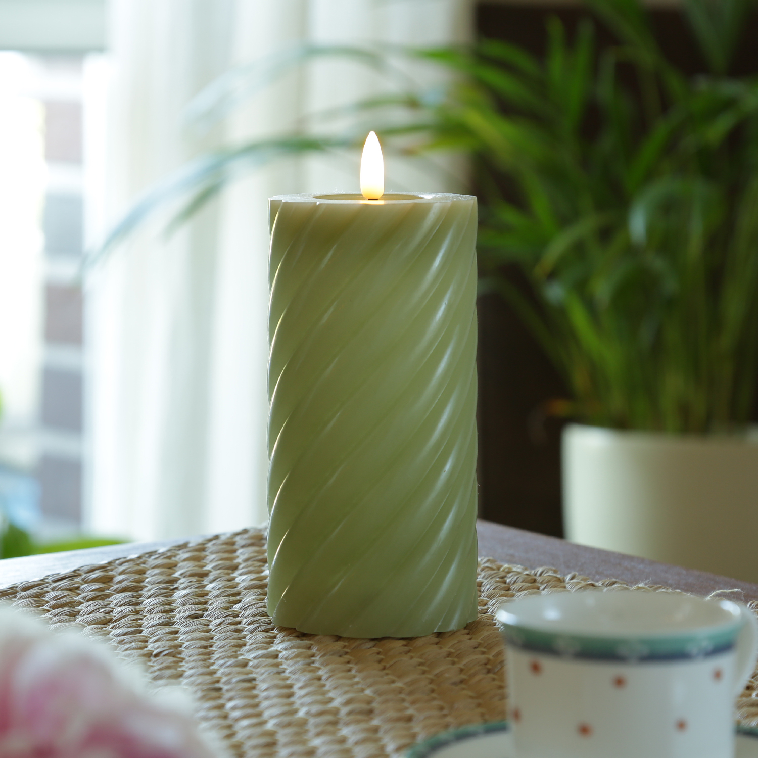 LED Stumpenkerze TWIST - Echtwachs - warmweiße 3D Flamme - H: 17,5cm - Batterie - Timer - grün LED Stumpenkerze TWIST - Echtwachs - warmweiße 3D Flamme - H: 17,5cm - Batterie - Timer - grün