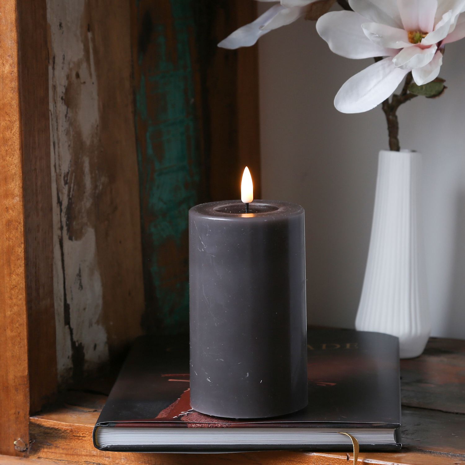 LED Stumpenkerze MIA - Echtwachs - realistische 3D Flamme - H: 12,5cm - Batterie - mokkafarben LED Stumpenkerze MIA - Echtwachs - realistische 3D Flamme - H: 12,5cm - Batterie - mokkafarben