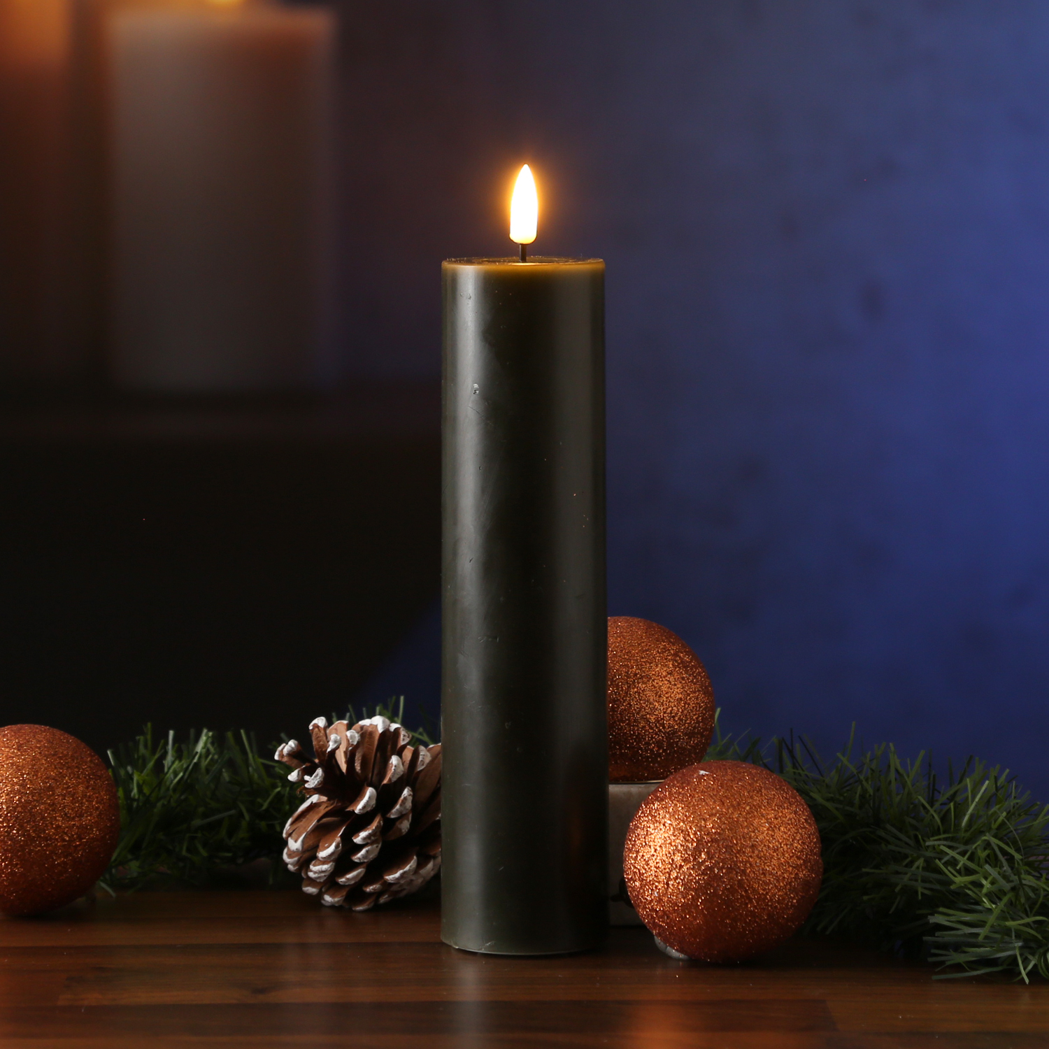 LED Stumpenkerze MIA - Echtwachs - realistische 3D Flamme - H: 20cm - D: 5cm - dunkelgrün LED Stumpenkerze MIA - Echtwachs - realistische 3D Flamme - H: 20cm - D: 5cm - dunkelgrün