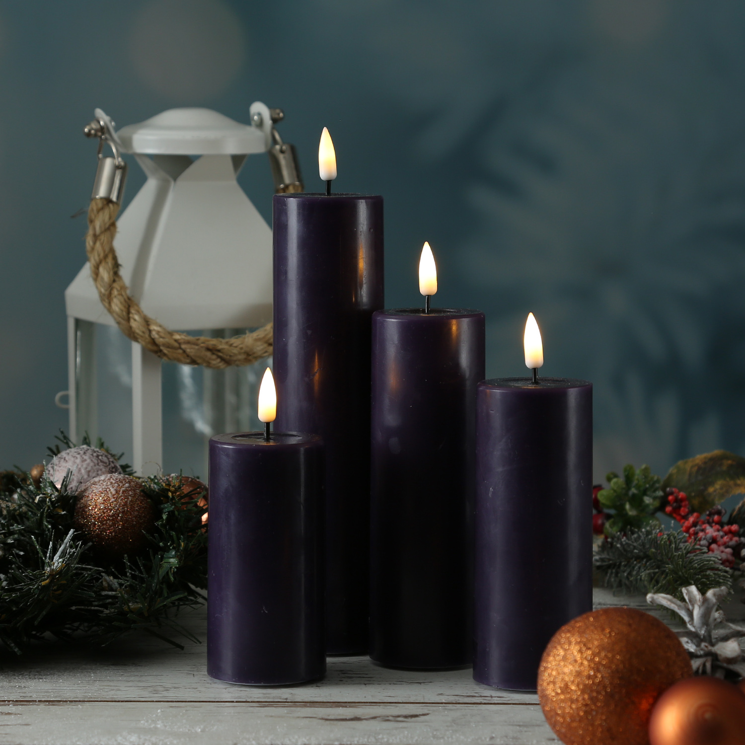 LED Stumpenkerze MIA - Echtwachs - realistische 3D Flamme - H: 12,5cm - D: 5cm - dunkellila LED Stumpenkerze MIA - Echtwachs - realistische 3D Flamme - H: 12,5cm - D: 5cm - dunkellila