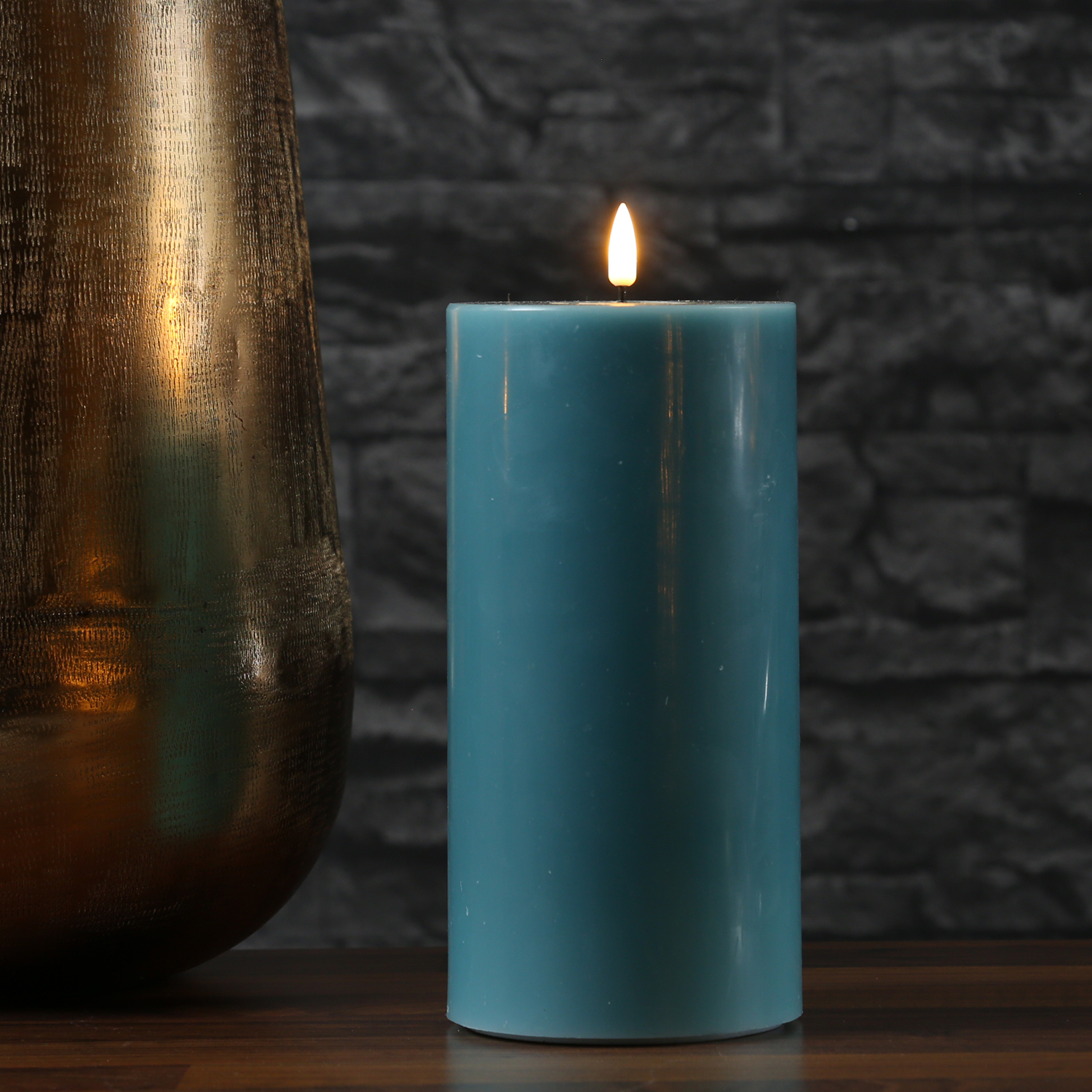 LED Stumpenkerze MIA - Echtwachs - realistische 3D Flamme - H: 20cm - D: 10cm - jadegrün LED Stumpenkerze MIA - Echtwachs - realistische 3D Flamme - H: 20cm - D: 10cm - jadegrün