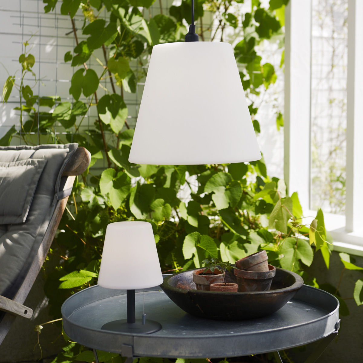 LED Garten Tischlampe - H: 60cm - weißer Lampenschirm, D: 16cm - Batteriebetrieb - Outdoor
