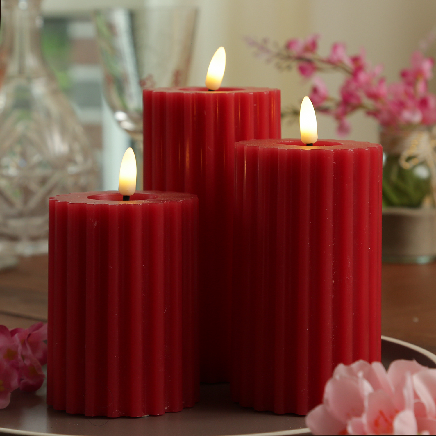 LED Kerze LIV - gerillt - Echtwachs - warmweiße 3D Flamme - H: 17,5cm - D: 7,5cm - Timer - rot LED Kerze LIV - gerillt - Echtwachs - warmweiße 3D Flamme - H: 17,5cm - D: 7,5cm - Timer - rot