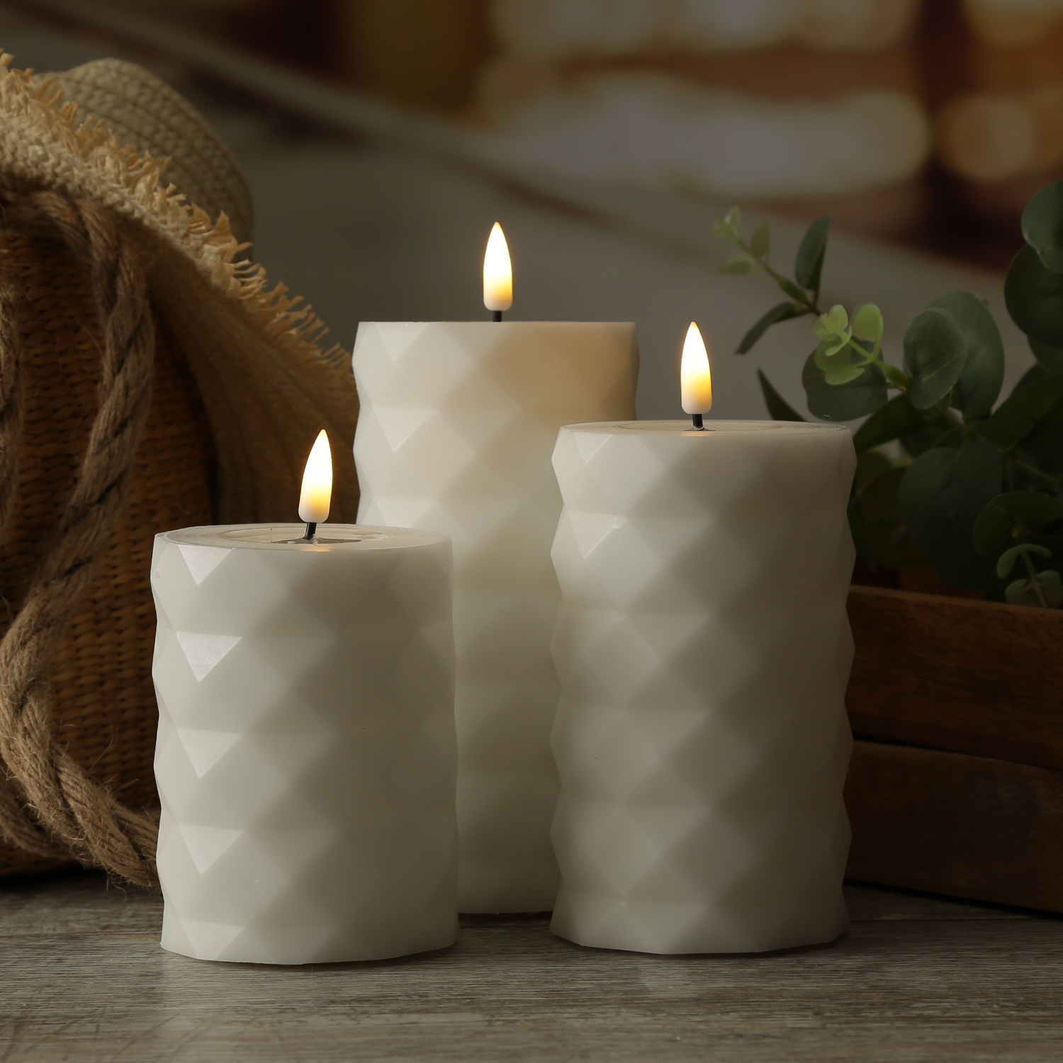 LED Stumpenkerze MIA - Rautenmuster - Echtwachs - 3D Flamme - H: 12,5cm - D: 7,5cm - weiß LED Stumpenkerze MIA - Rautenmuster - Echtwachs - 3D Flamme - H: 12,5cm - D: 7,5cm - weiß