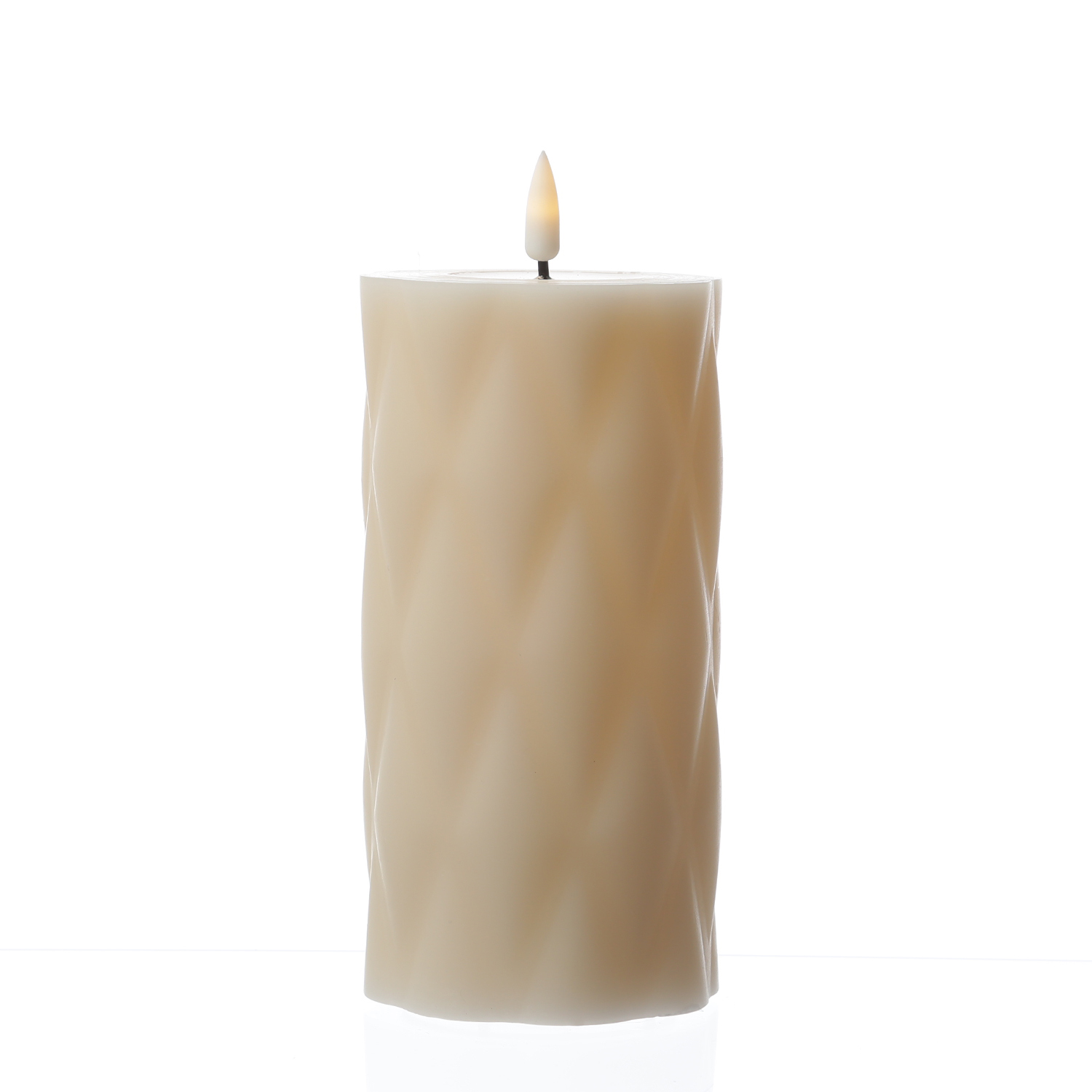 LED Stumpenkerze MIA - Rautenmuster - Echtwachs - 3D Flamme - H: 15cm - D: 7,5cm - creme LED Stumpenkerze MIA - Rautenmuster - Echtwachs - 3D Flamme - H: 15cm - D: 7,5cm - creme