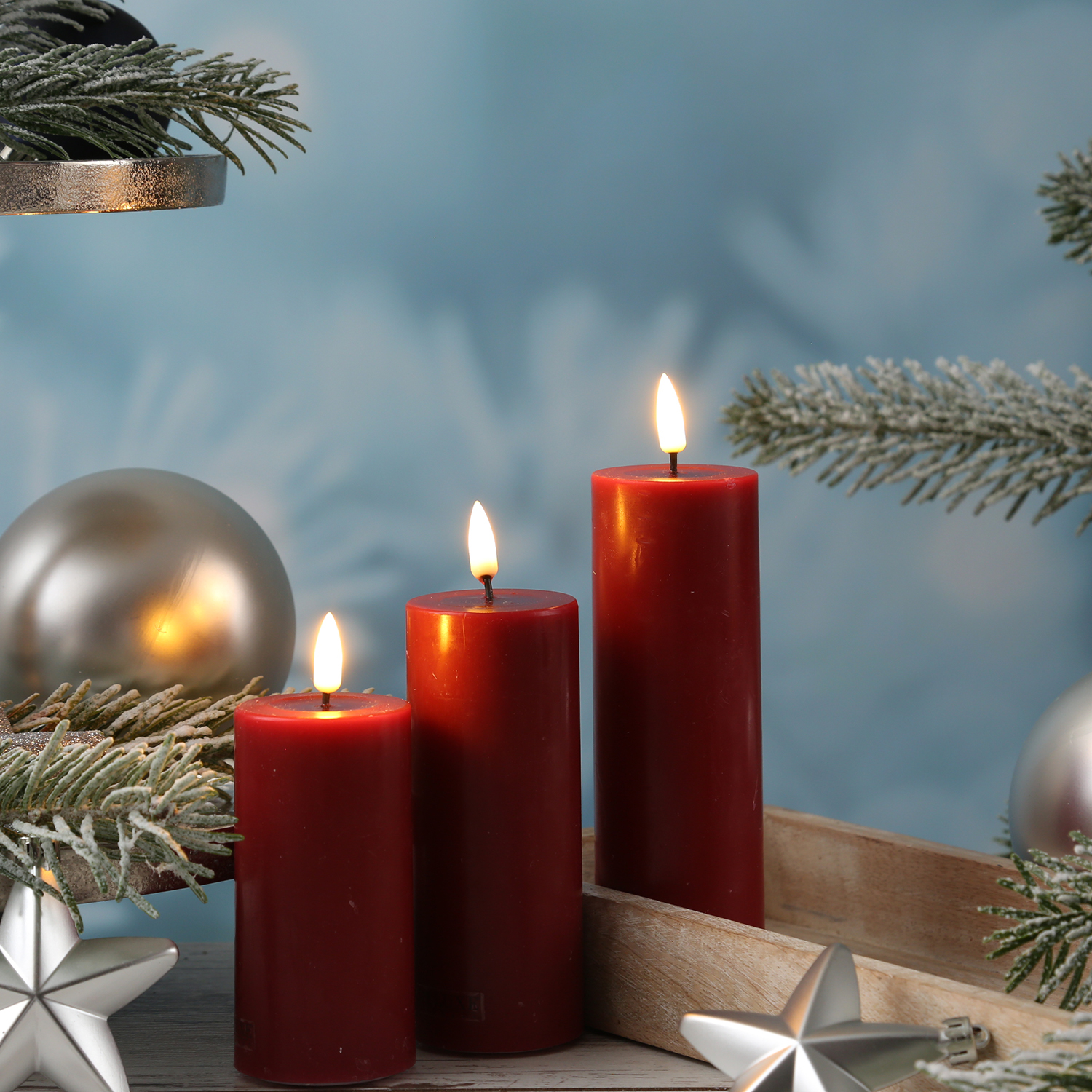 LED Stumpenkerze MIA - Echtwachs - realistische 3D Flamme - H: 12,5cm - D: 5cm - bordeauxrot LED Stumpenkerze MIA - Echtwachs - realistische 3D Flamme - H: 12,5cm - D: 5cm - bordeauxrot