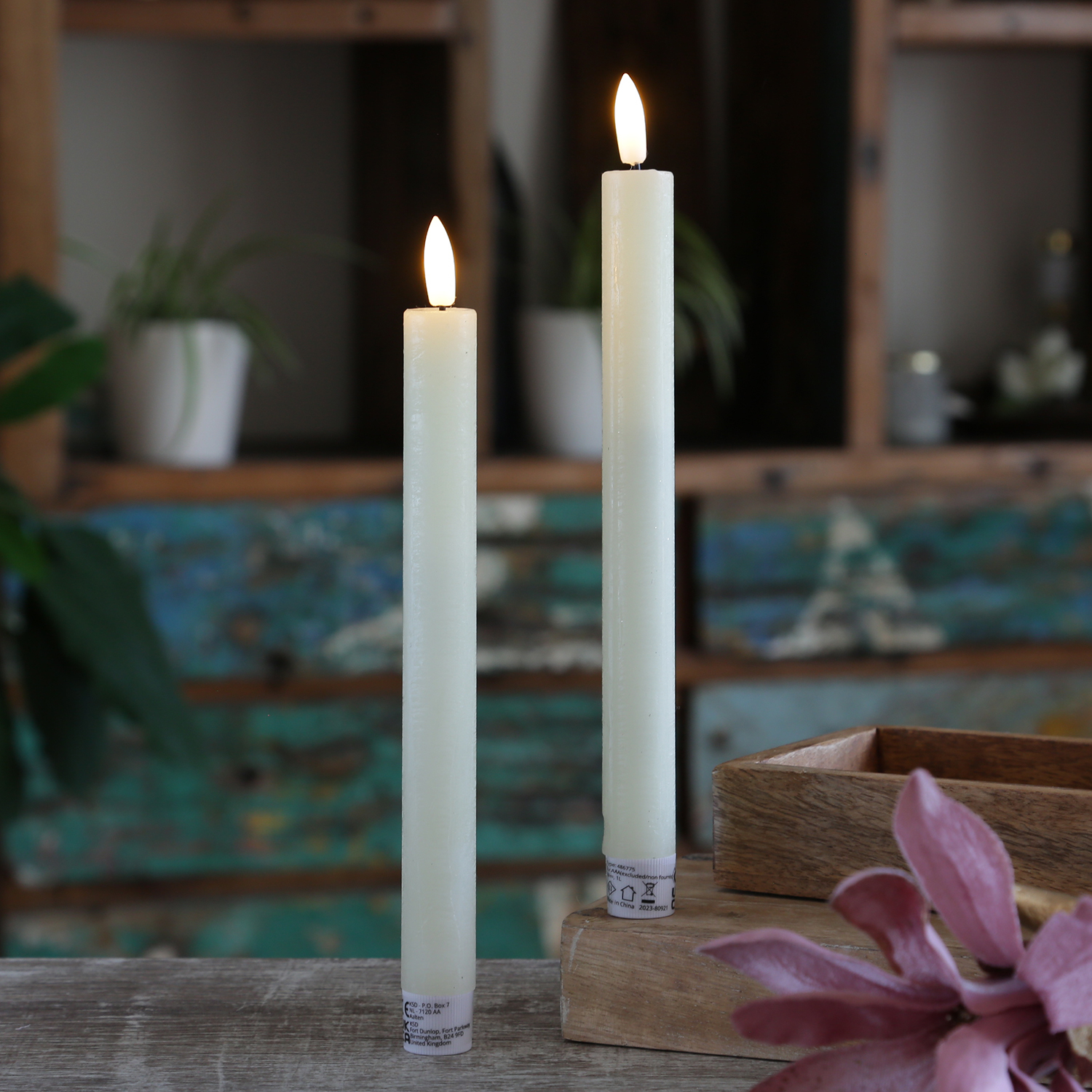 LED Stabkerzen LINA - Rustik-Optik - Echtwachs - 3D Flamme - H: 24cm - Timer - creme - 2er Set LED Stabkerzen LINA - Rustik-Optik - Echtwachs - 3D Flamme - H: 24cm - Timer - creme - 2er Set