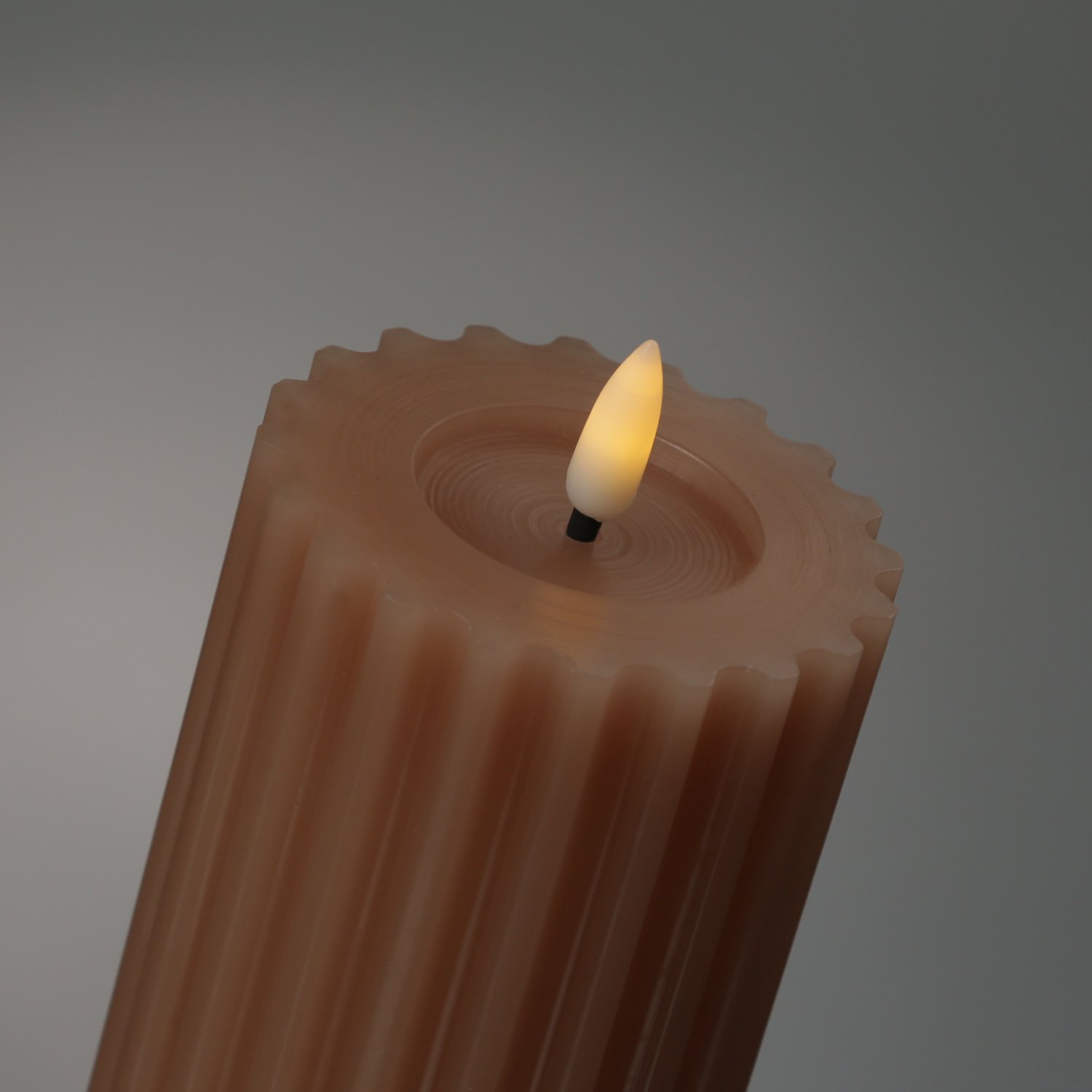 LED Kerze LIV - gerillt - Echtwachs - warmweiße 3D Flamme - H: 14,5cm - D: 7,5cm - Timer - altrosa LED Kerze LIV - gerillt - Echtwachs - warmweiße 3D Flamme - H: 14,5cm - D: 7,5cm - Timer - altrosa