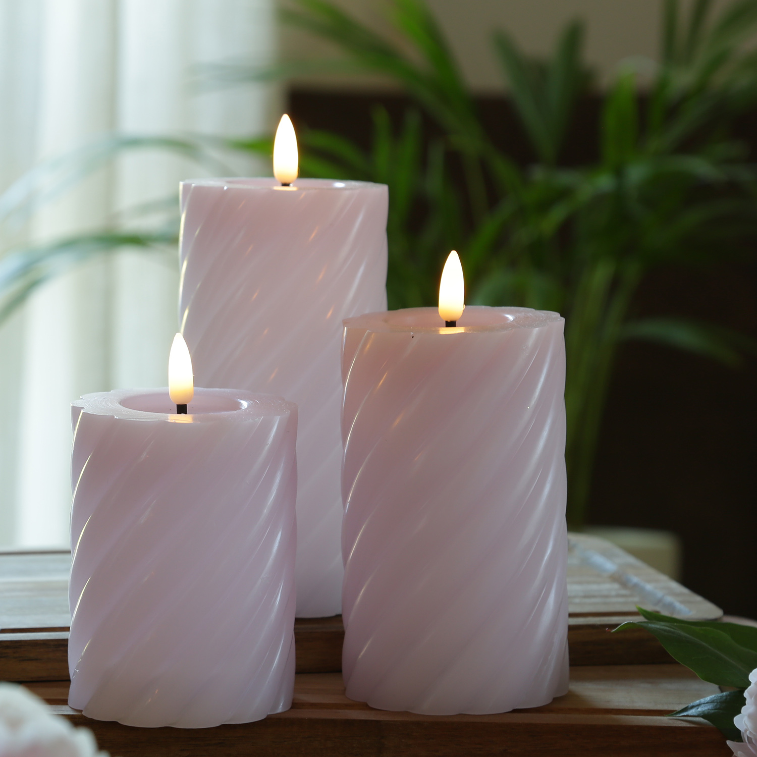 LED Stumpenkerze TWIST - Echtwachs - warmweiße 3D Flamme - H: 15cm - Batterie - Timer - flieder LED Stumpenkerze TWIST - Echtwachs - warmweiße 3D Flamme - H: 15cm - Batterie - Timer - flieder