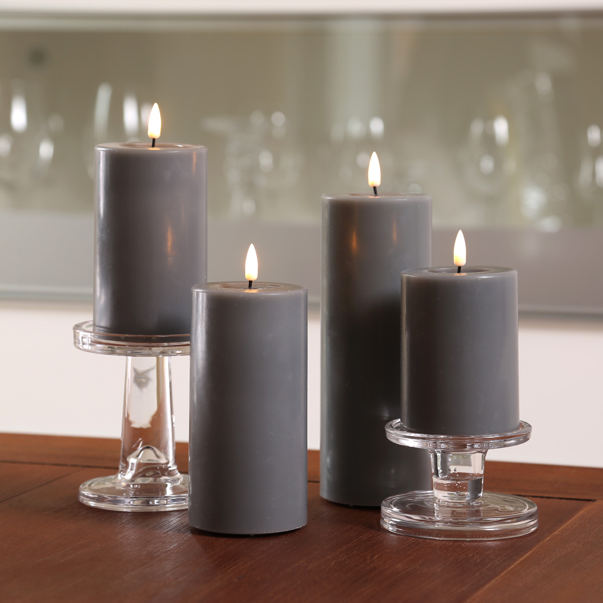 LED Stumpenkerze MIA - Echtwachs - realistische 3D Flamme - H: 15cm - Batteriebetrieb - grau LED Stumpenkerze MIA - Echtwachs - realistische 3D Flamme - H: 15cm - Batteriebetrieb - grau