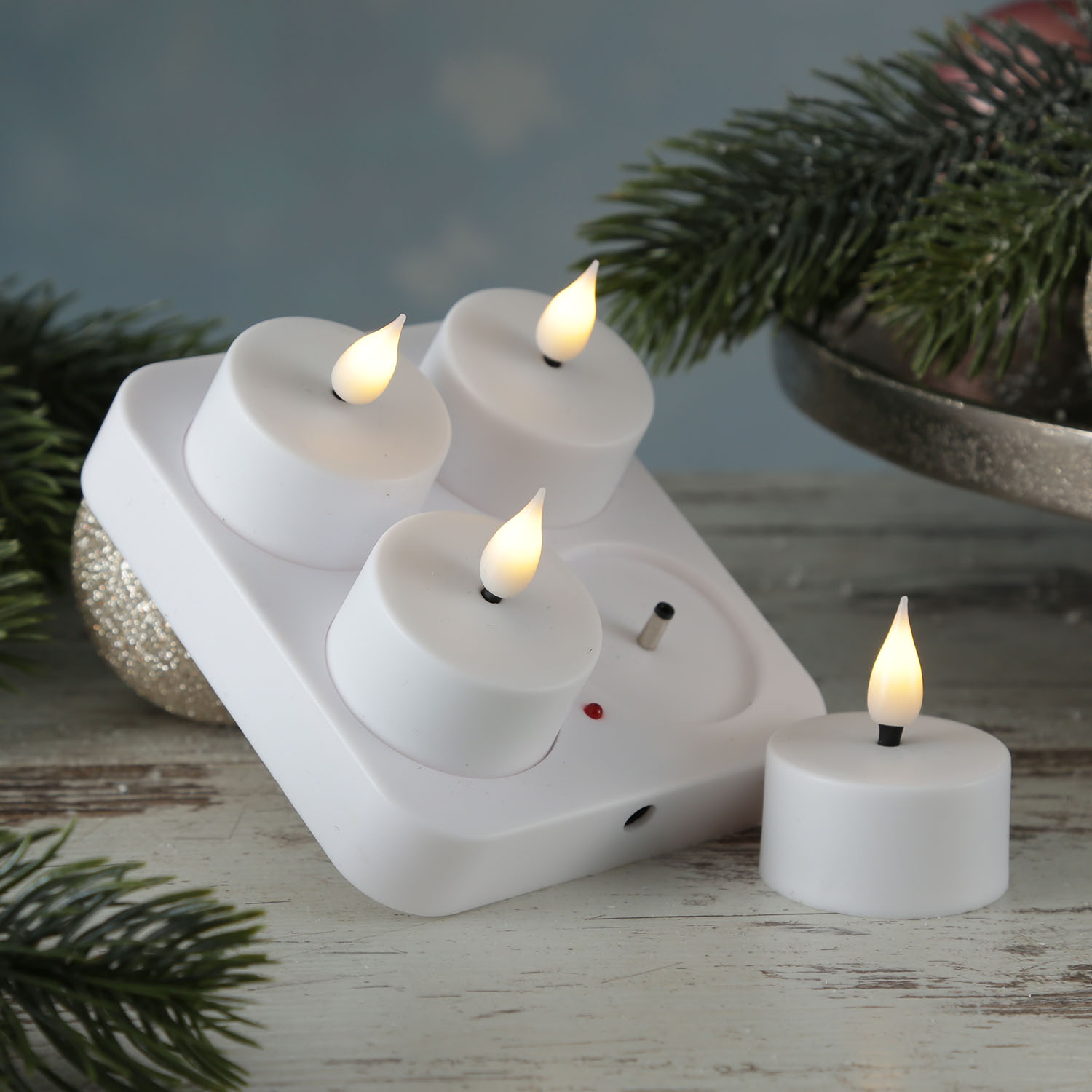 LED Teelichter - 4 wiederaufladbare LED Teelichter mit Ladestation - D- 4cm - flackernd - weiss LED Teelichter - 4 wiederaufladbare LED Teelichter mit Ladestation - D- 4cm - flackernd - weiss