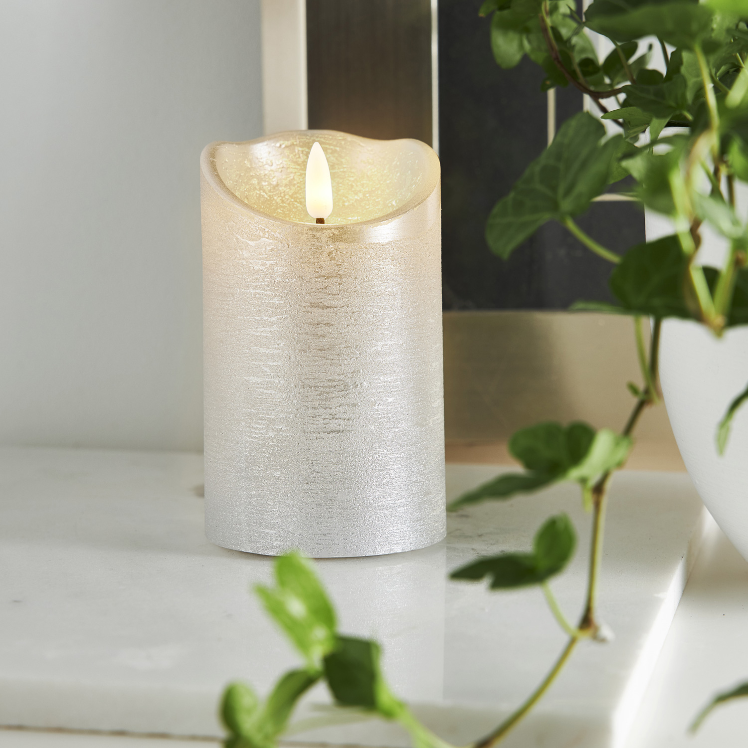 LED Stumpenkerze RUSTIC - Echtwachs - warmweiße 3D Flamme - H: 12,5cm - Batterie - Timer - silber LED Stumpenkerze RUSTIC - Echtwachs - warmweiße 3D Flamme - H: 12,5cm - Batterie - Timer - silber