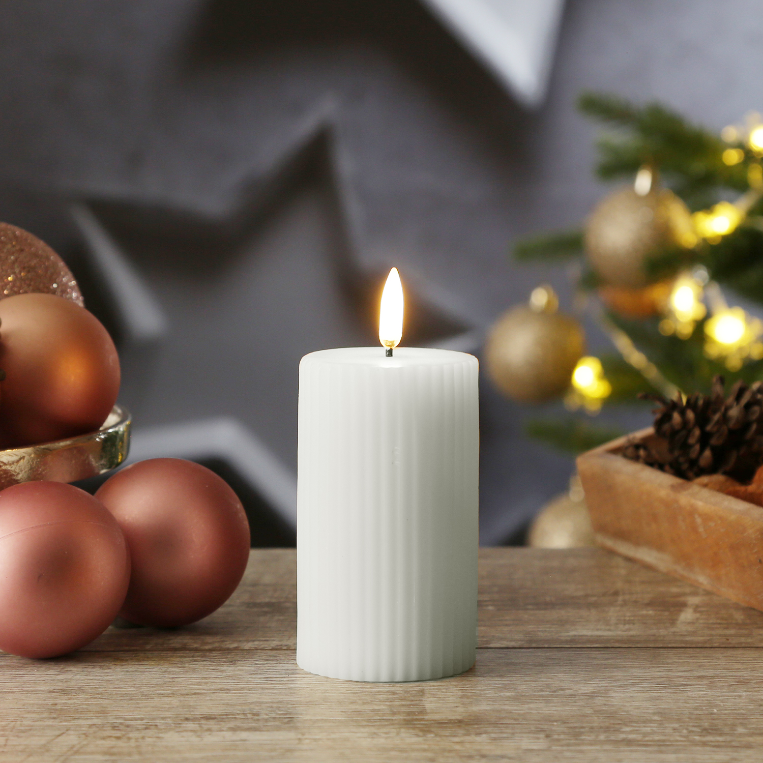 LED Kerze THEA - mit Rillen - Echtwachs - 3D Flamme - D: 5,8cm - H: 10,1cm - Timer - weiß LED Kerze THEA - mit Rillen - Echtwachs - 3D Flamme - D: 5,8cm - H: 10,1cm - Timer - weiß