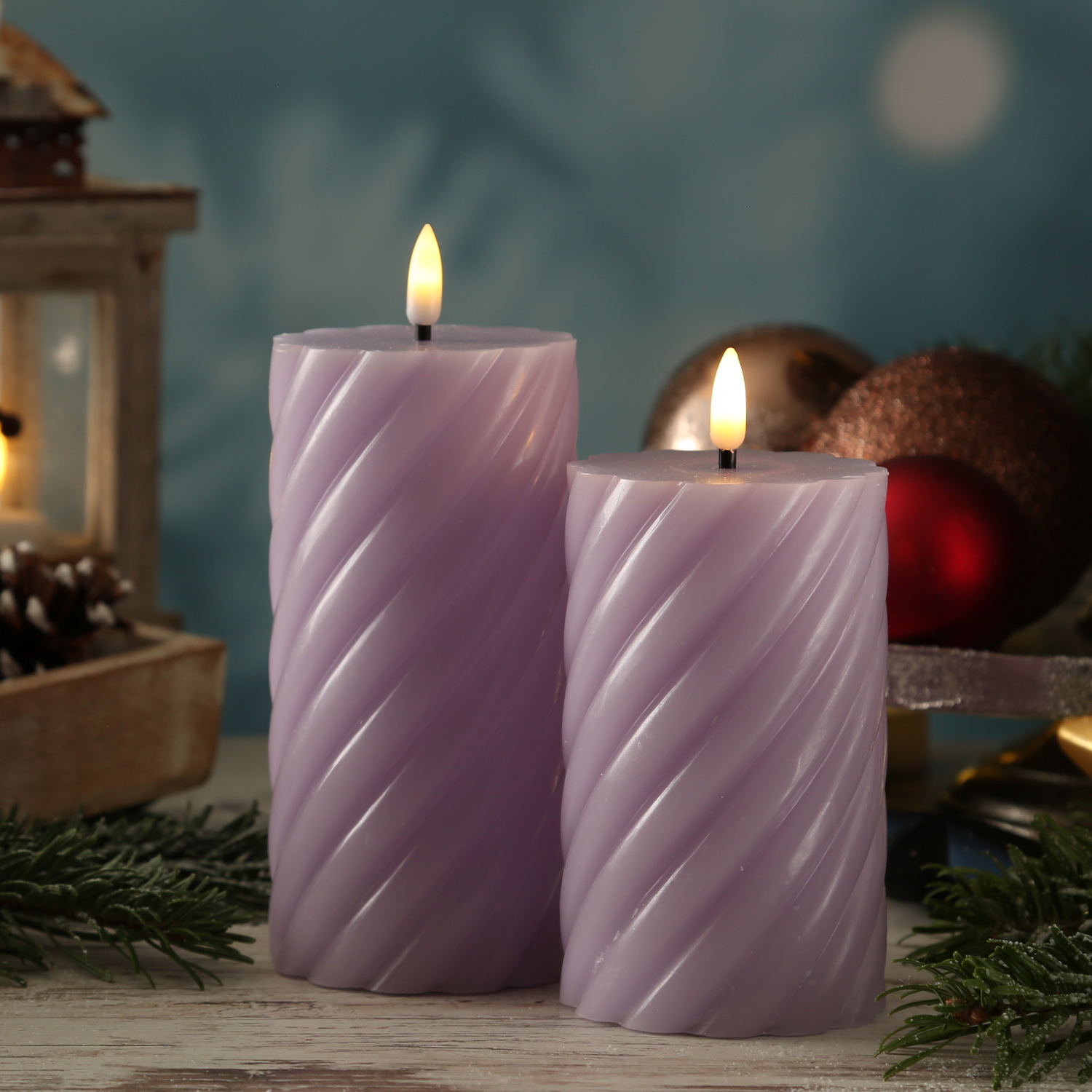 LED Stumpenkerze SWIRL - Echtwachs - warmweiße 3D Flamme - H: 15cm - Batterie - Timer - flieder LED Stumpenkerze SWIRL - Echtwachs - warmweiße 3D Flamme - H: 15cm - Batterie - Timer - flieder