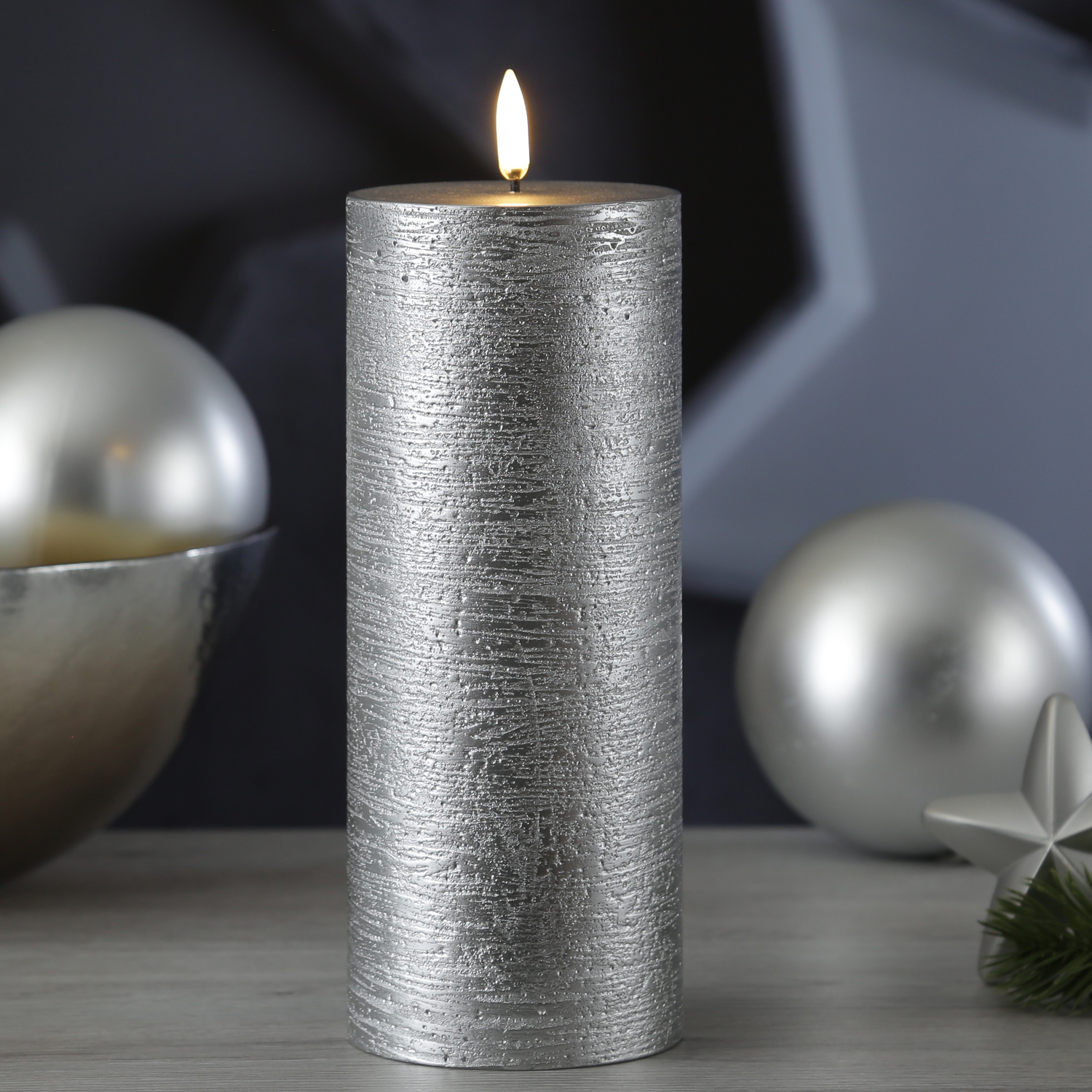 LED Kerze PIA - Rustik-Optik - Echtwachs - H: 20cm - D: 7,8cm - Timer - bis zu 1000 Std. - silber LED Kerze PIA - Rustik-Optik - Echtwachs - H: 20cm - D: 7,8cm - Timer - bis zu 1000 Std. - silber