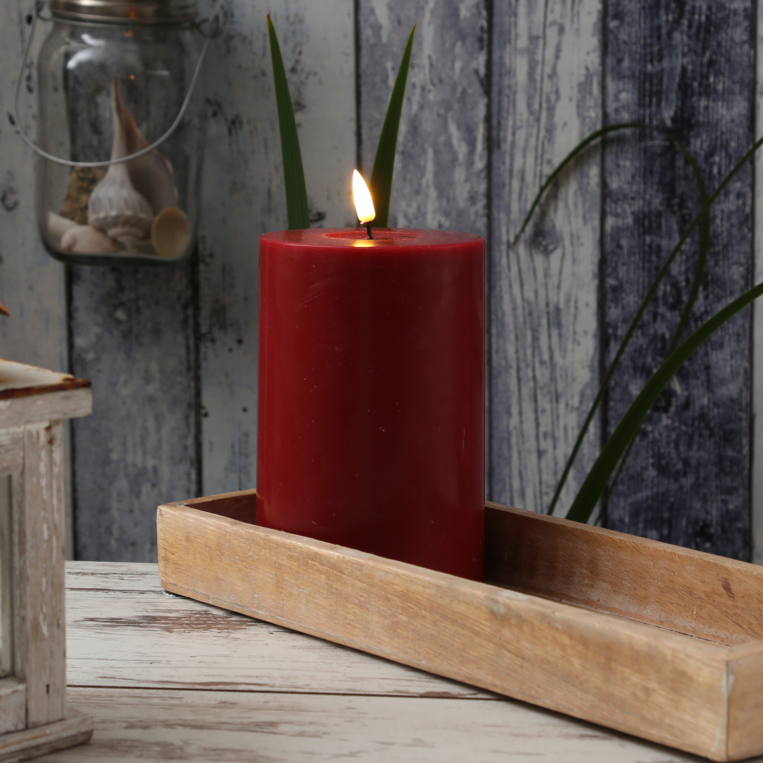 LED Stumpenkerze MIA - Echtwachs - realistische 3D Flamme - H: 15cm - D: 10cm - bordeauxrot LED Stumpenkerze MIA - Echtwachs - realistische 3D Flamme - H: 15cm - D: 10cm - bordeauxrot